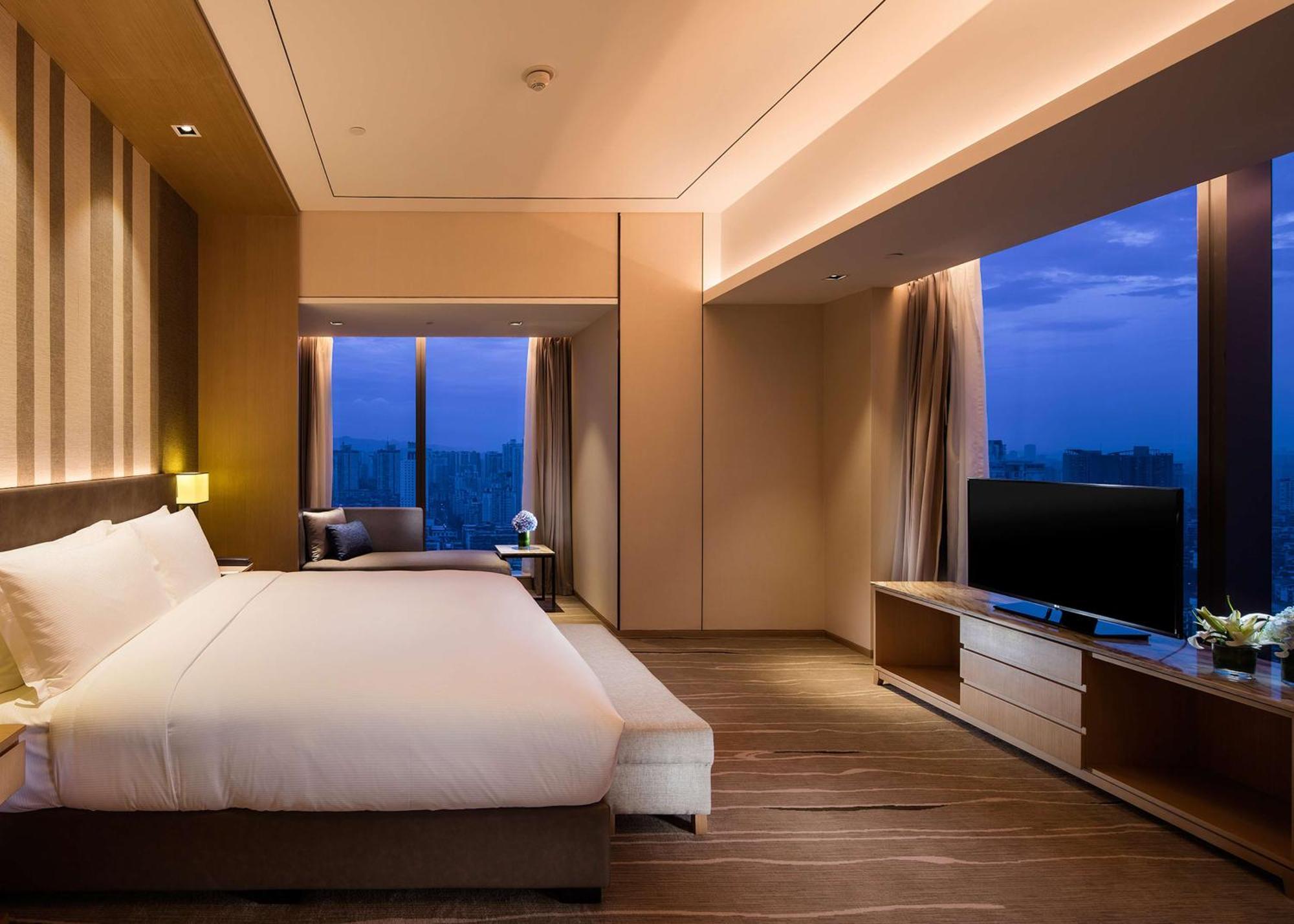 Deluxe King Suite - Lounge Access