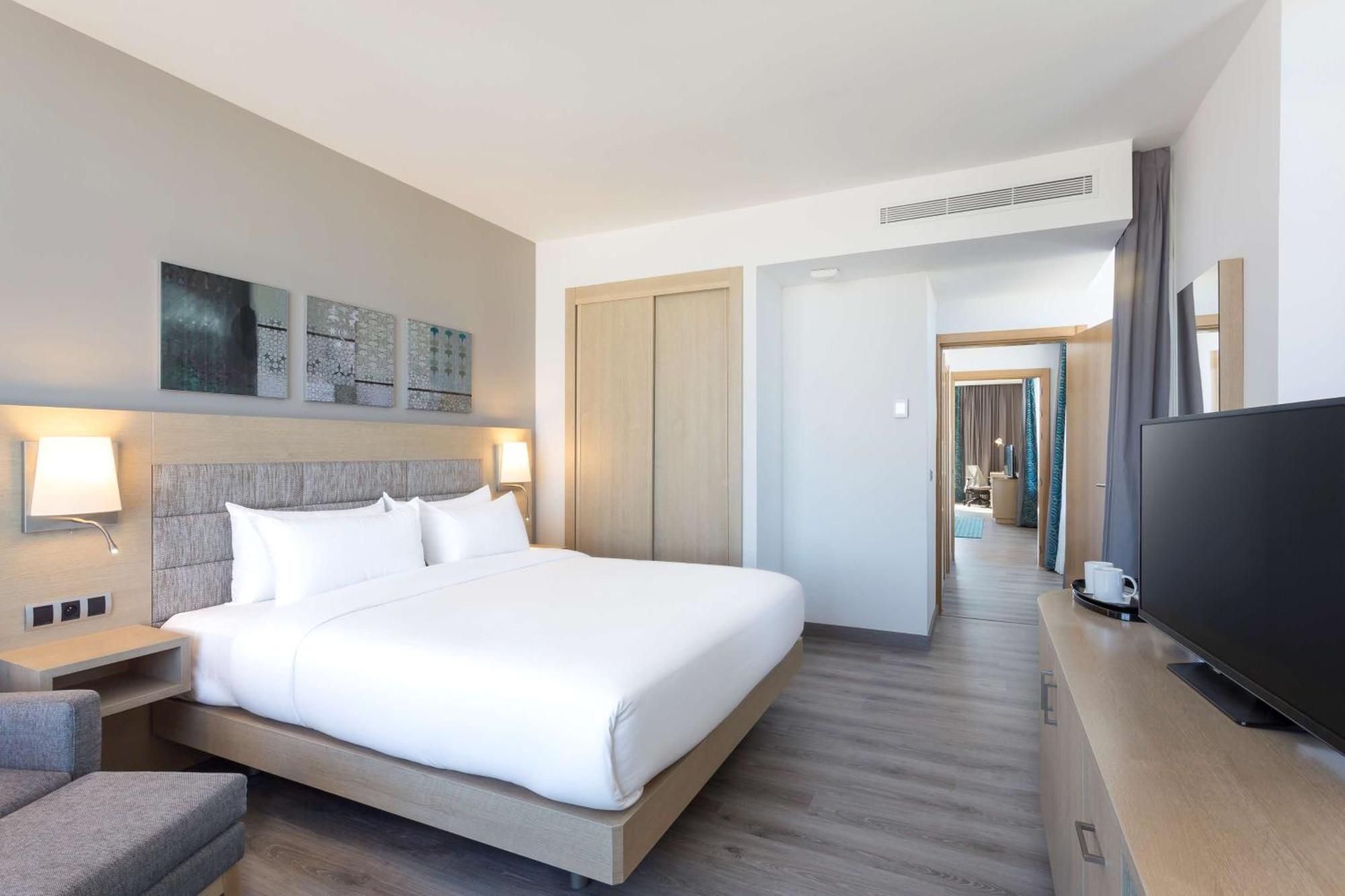 One-Bedroom King Suite with Sea View