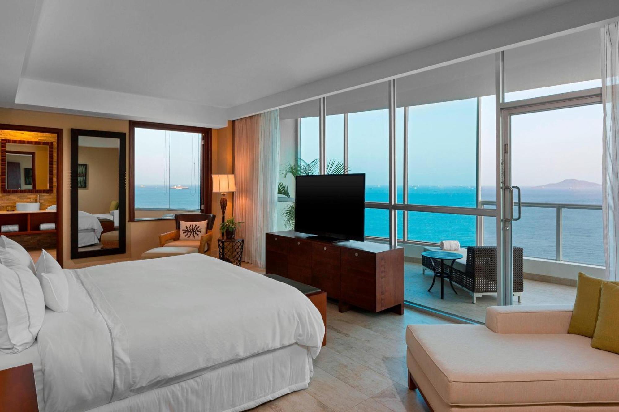 Presidential, Club lounge access, 1 King, Ocean view