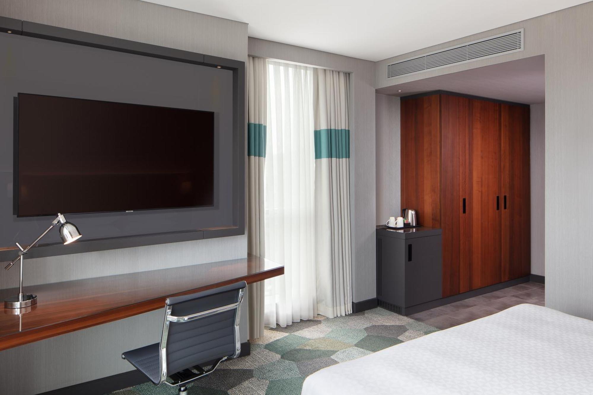 Corner Twin Deluxe Room, Deluxe Guest room, City view