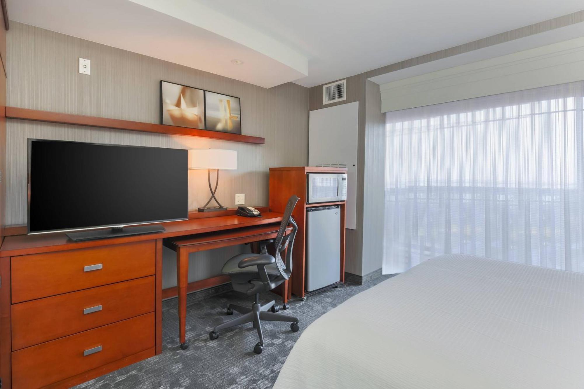 Deluxe Queen Room with Two Queen Beds, Water View, Balcony and Bathtub - Mobility Access/Hearing Accessible