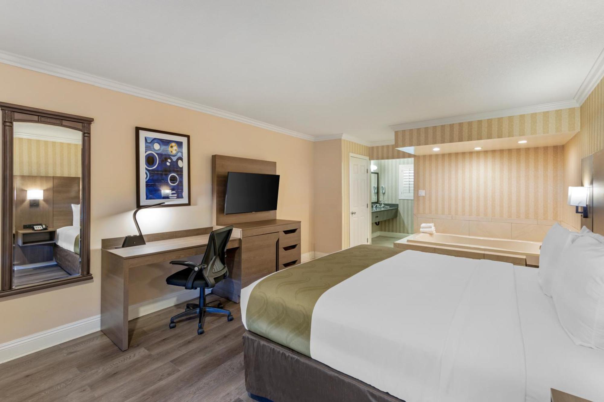 Deluxe Room, 1 King Bed, In-Room Hot Tub, Non Smoking
