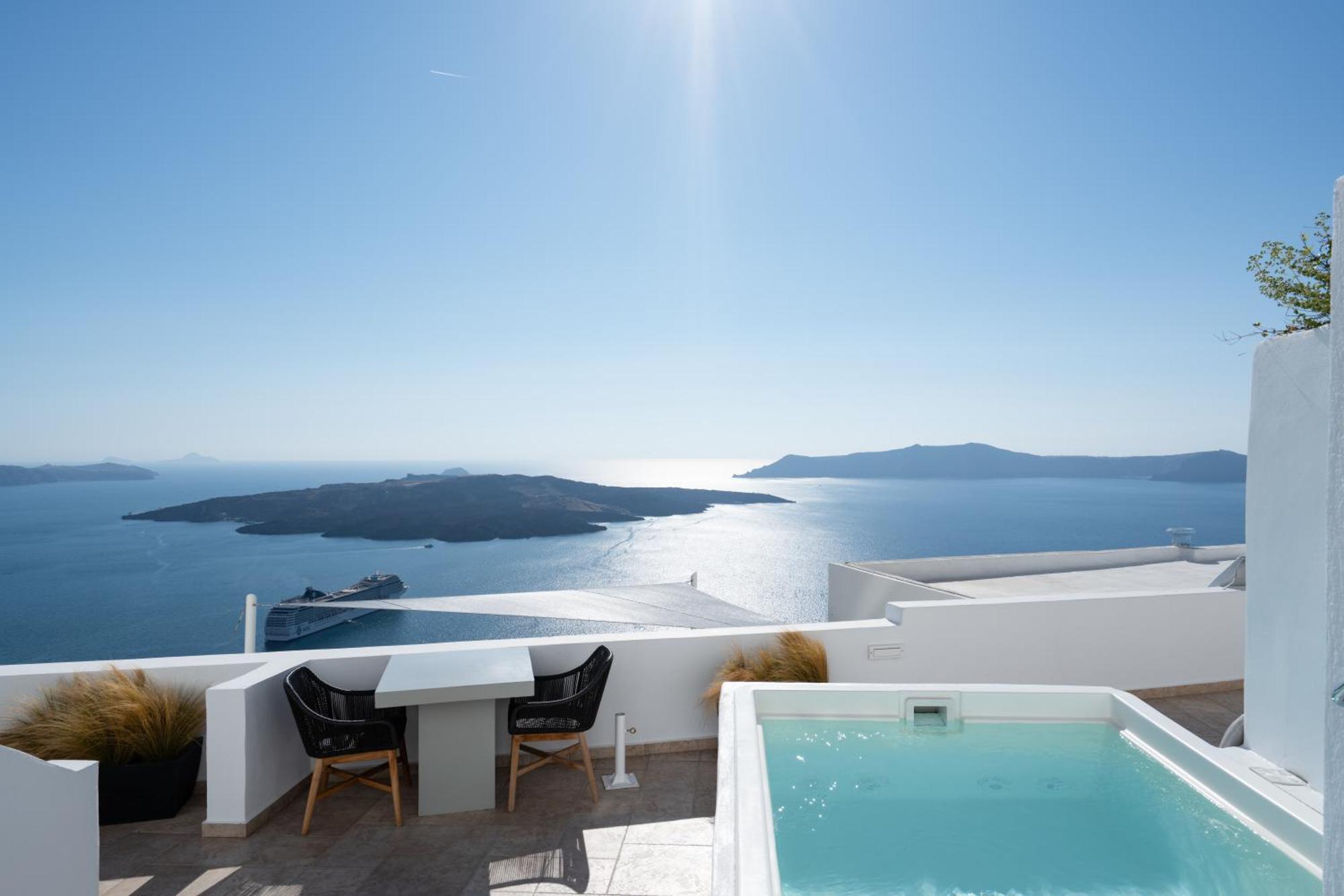 Eon Suite with Outdoor Hot Tub and Caldera View