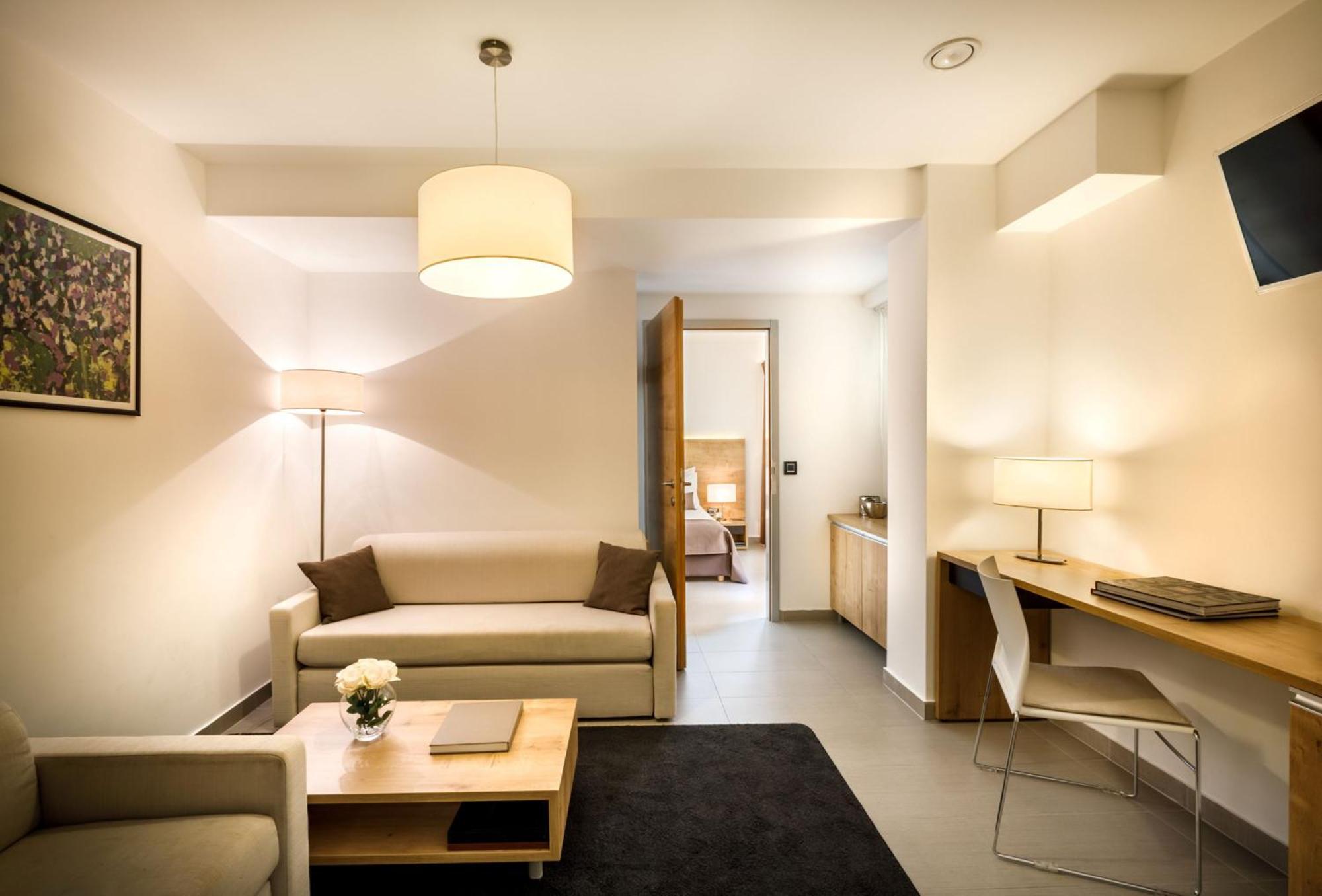 Suite for 2+2