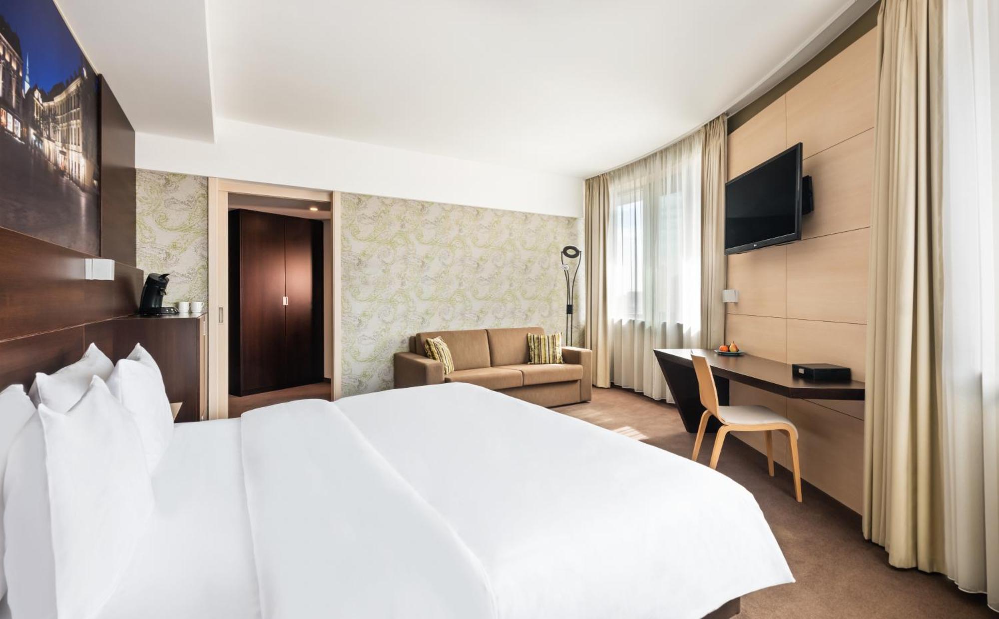Deluxe King Room with City View