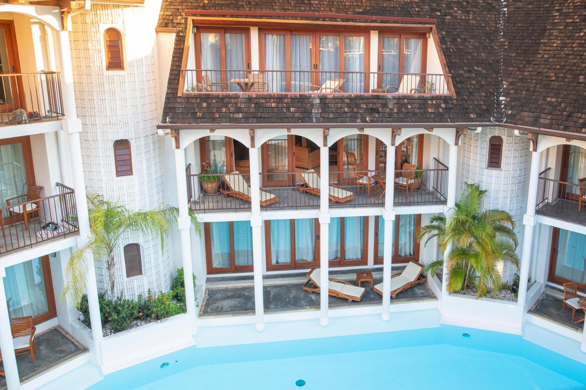 Suite quadruple with pool access