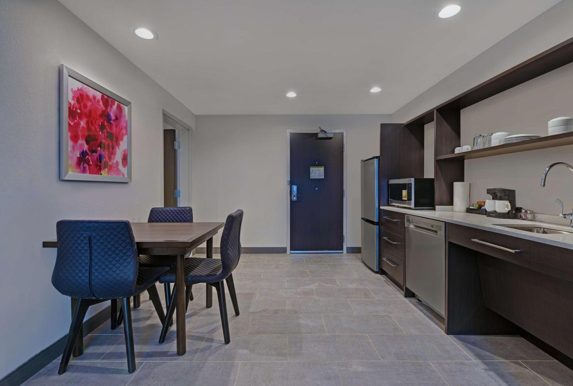 King Suite - Mobility Access/Non-Smoking