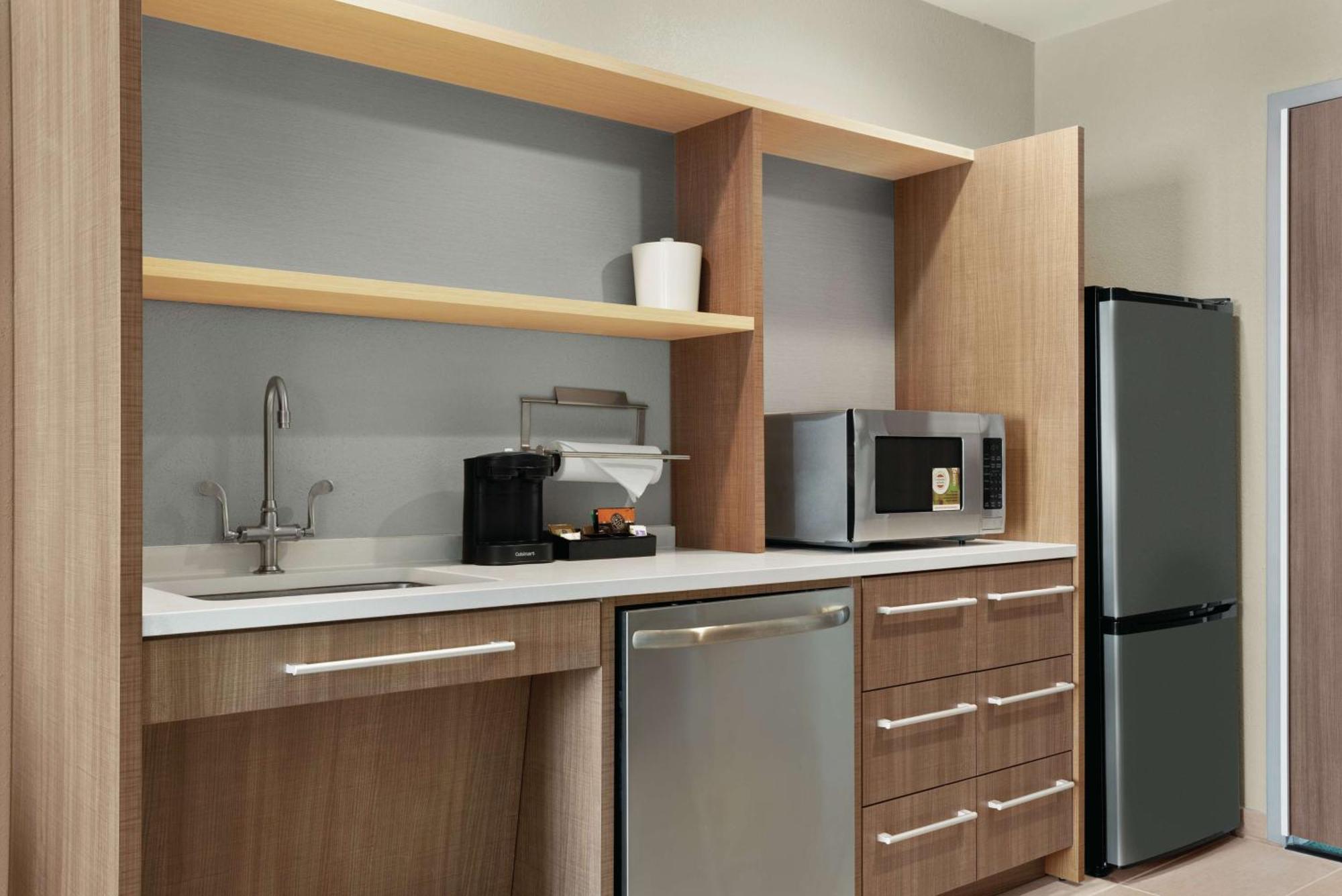 King Studio with Transfer Shower - Mobility Access/Non-Smoking