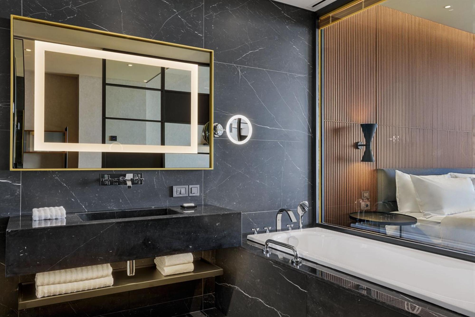 Deluxe, Guest room, 1 King, City view, Balcony