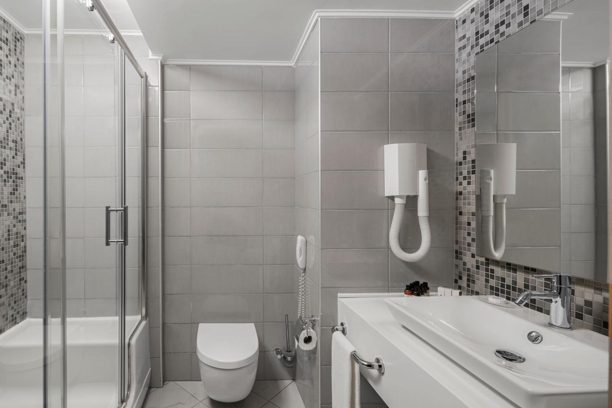 Standard Room with Sea View (3 Adults + 1 Child)