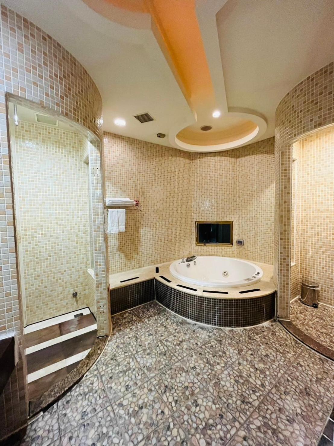 Round Double Bed with Spa Bath