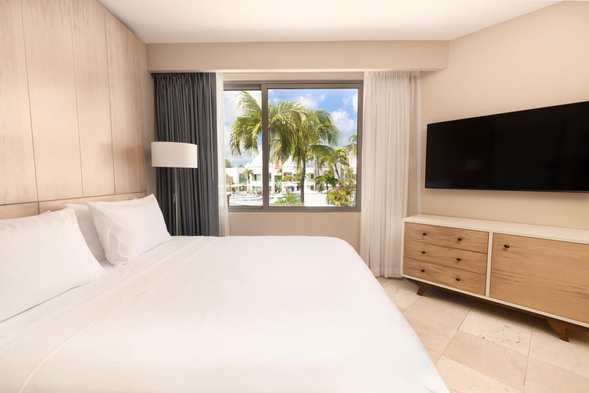 Standard Royal Pool View Room