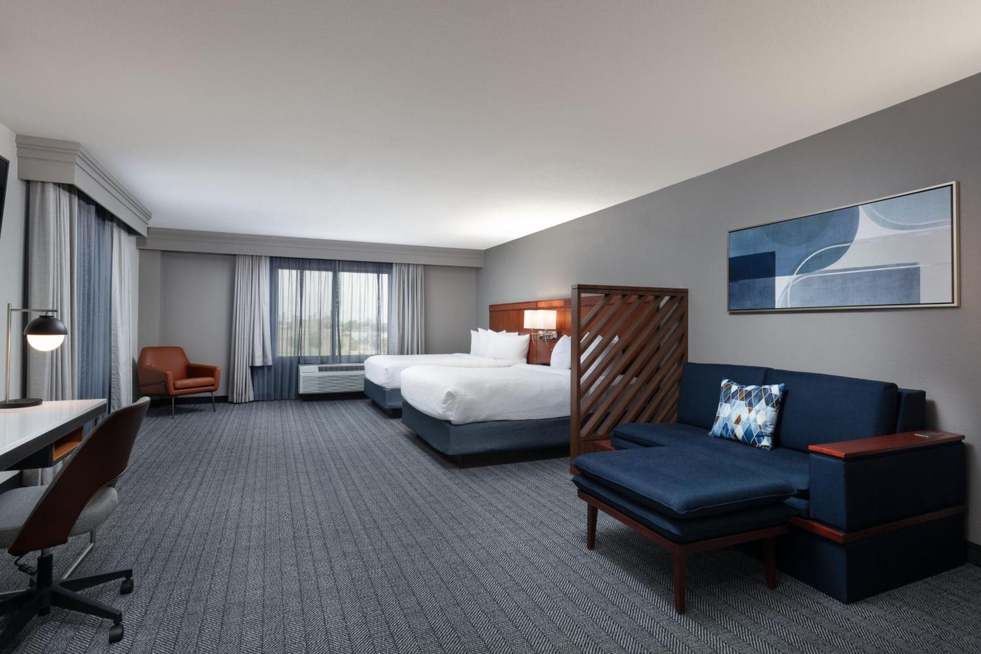 Junior Queen Suite