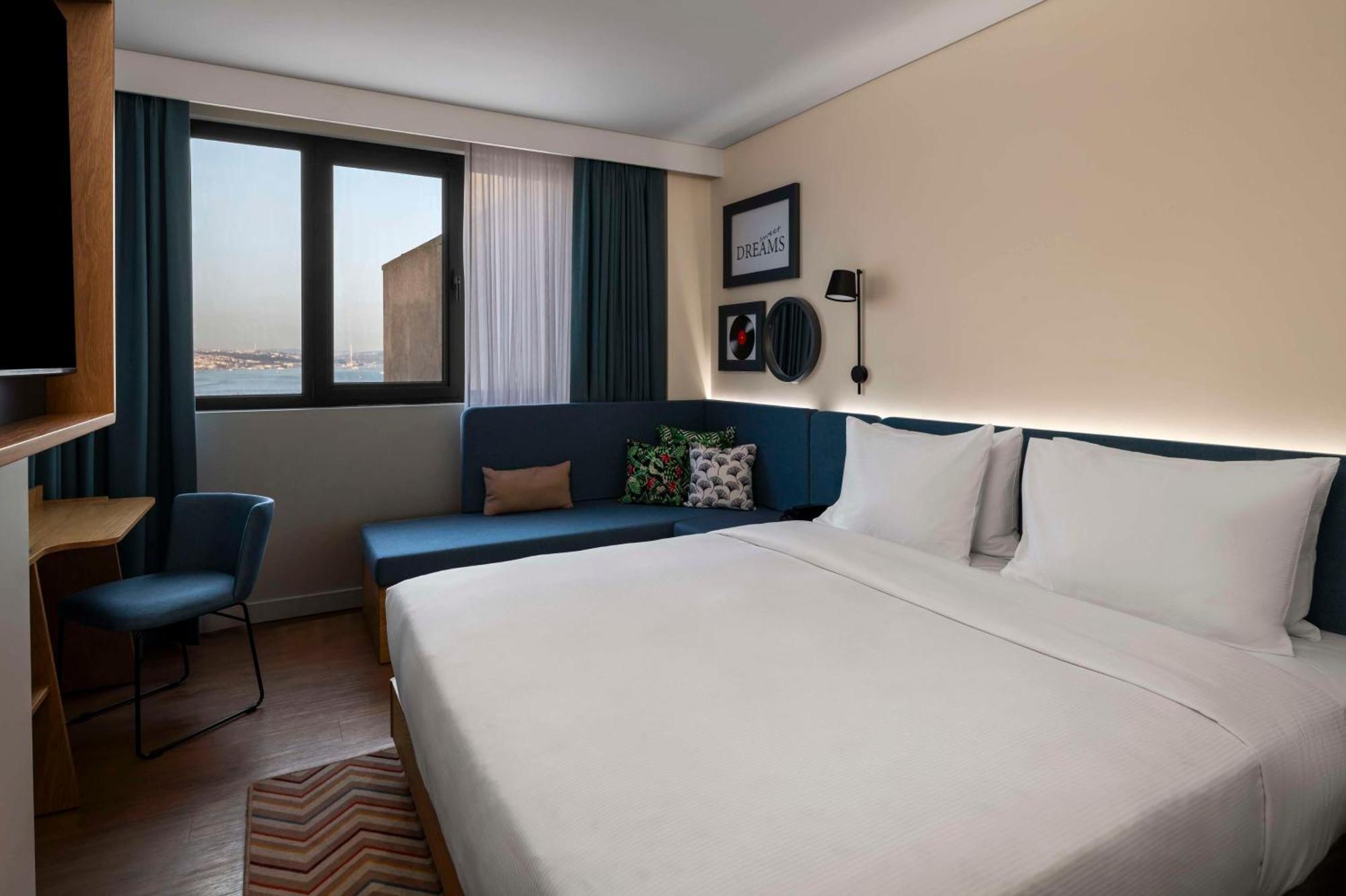 Queen Room with Sofa Bed - Non-Smoking