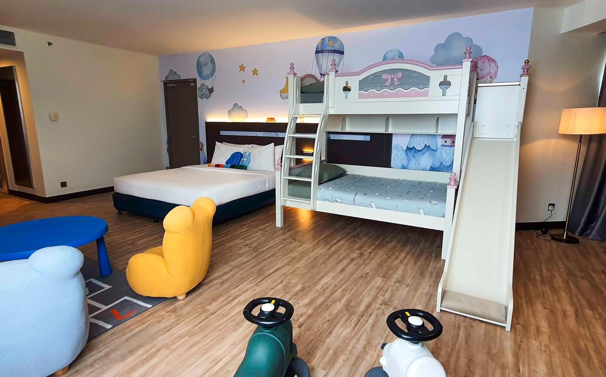 Family Room with Lounge Access from 5pm to 7pm