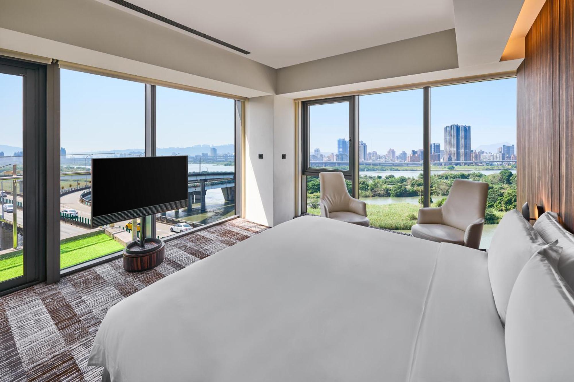 Corner King Suite with River View