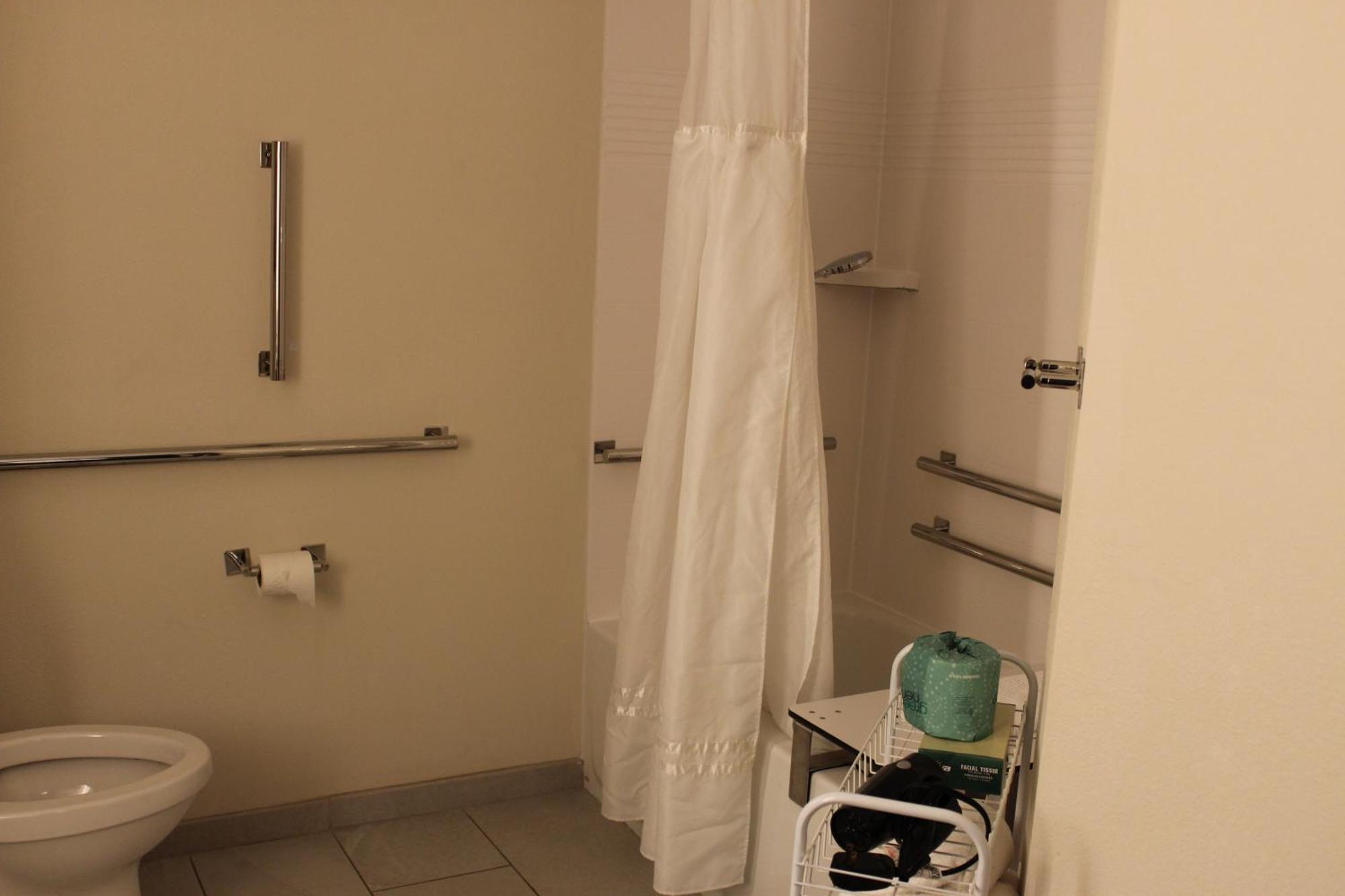 One-Bedroom Suite with Tub - Mobility Accessible