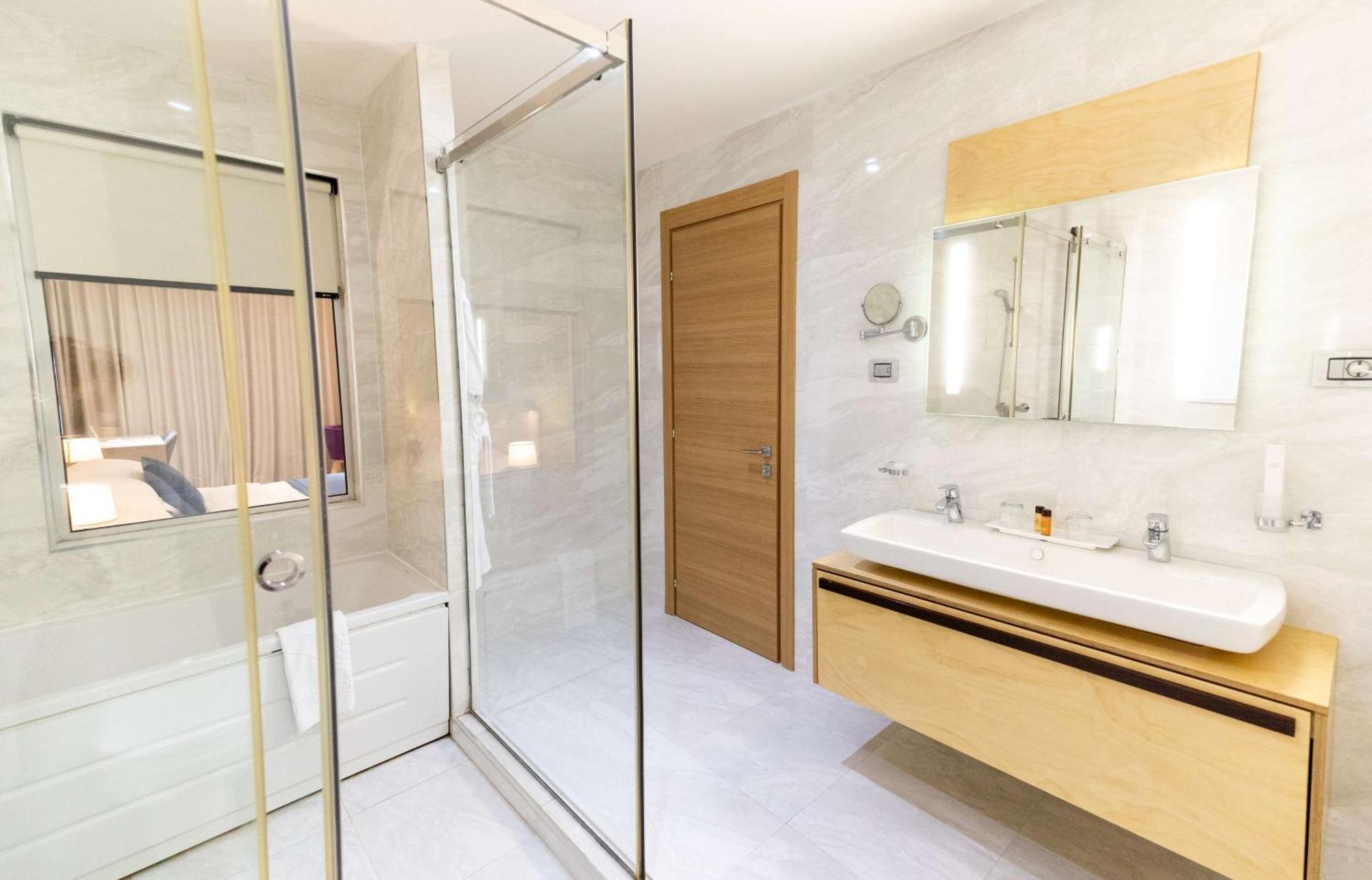Deluxe King Room with Bathtub