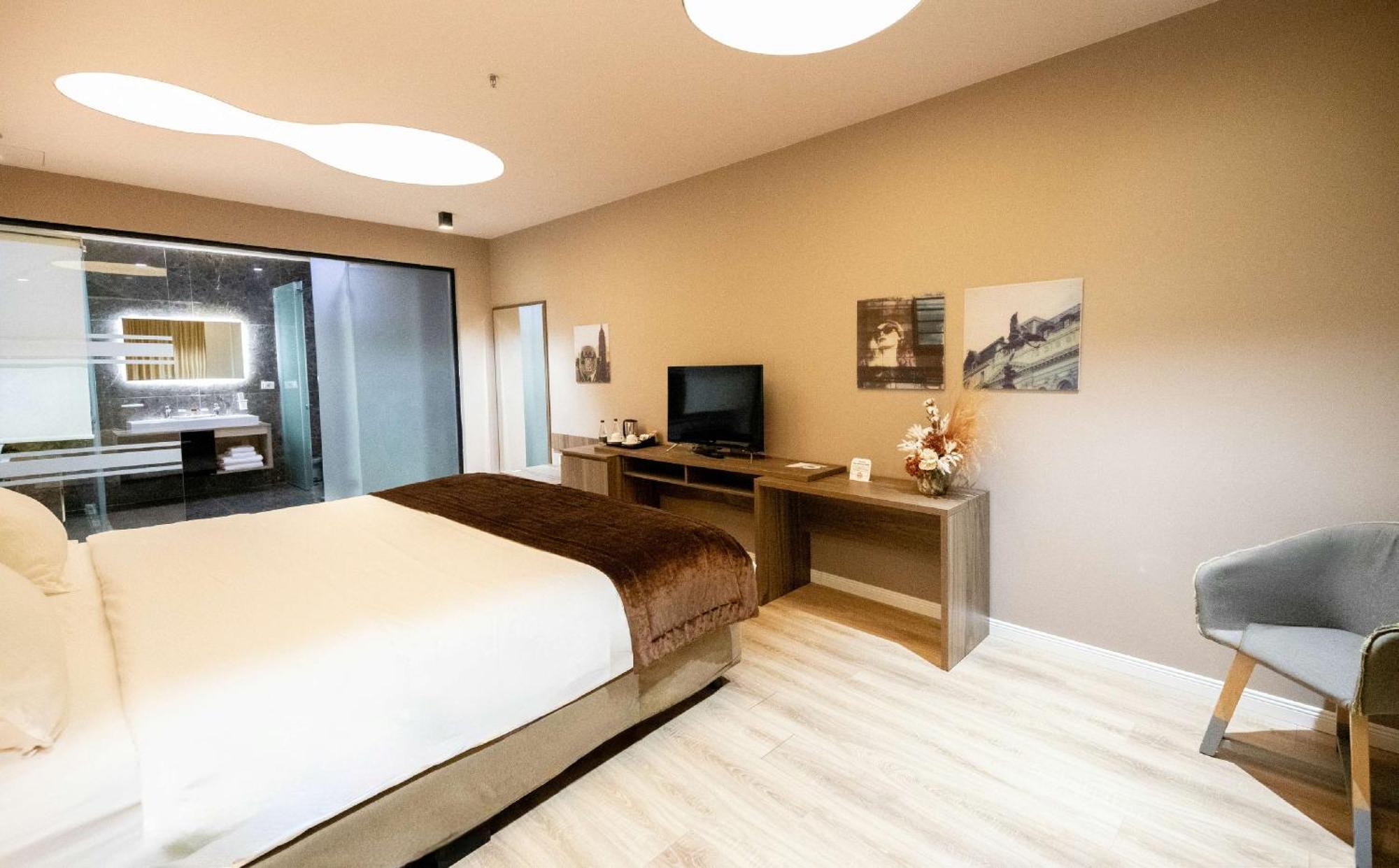 Deluxe King Suite with Jacuzzi