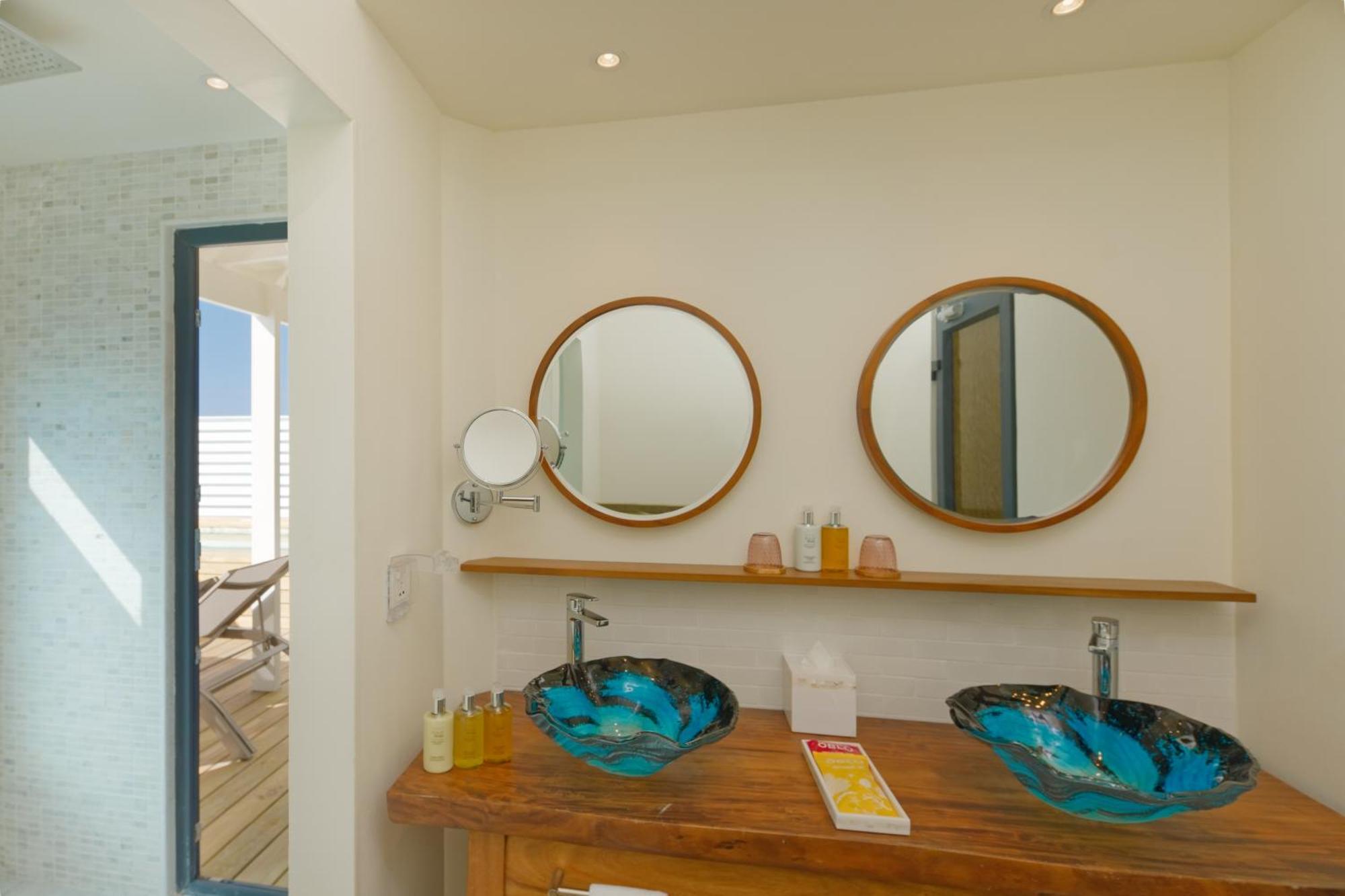 Honeymoon Sunset Water Villa with Pool