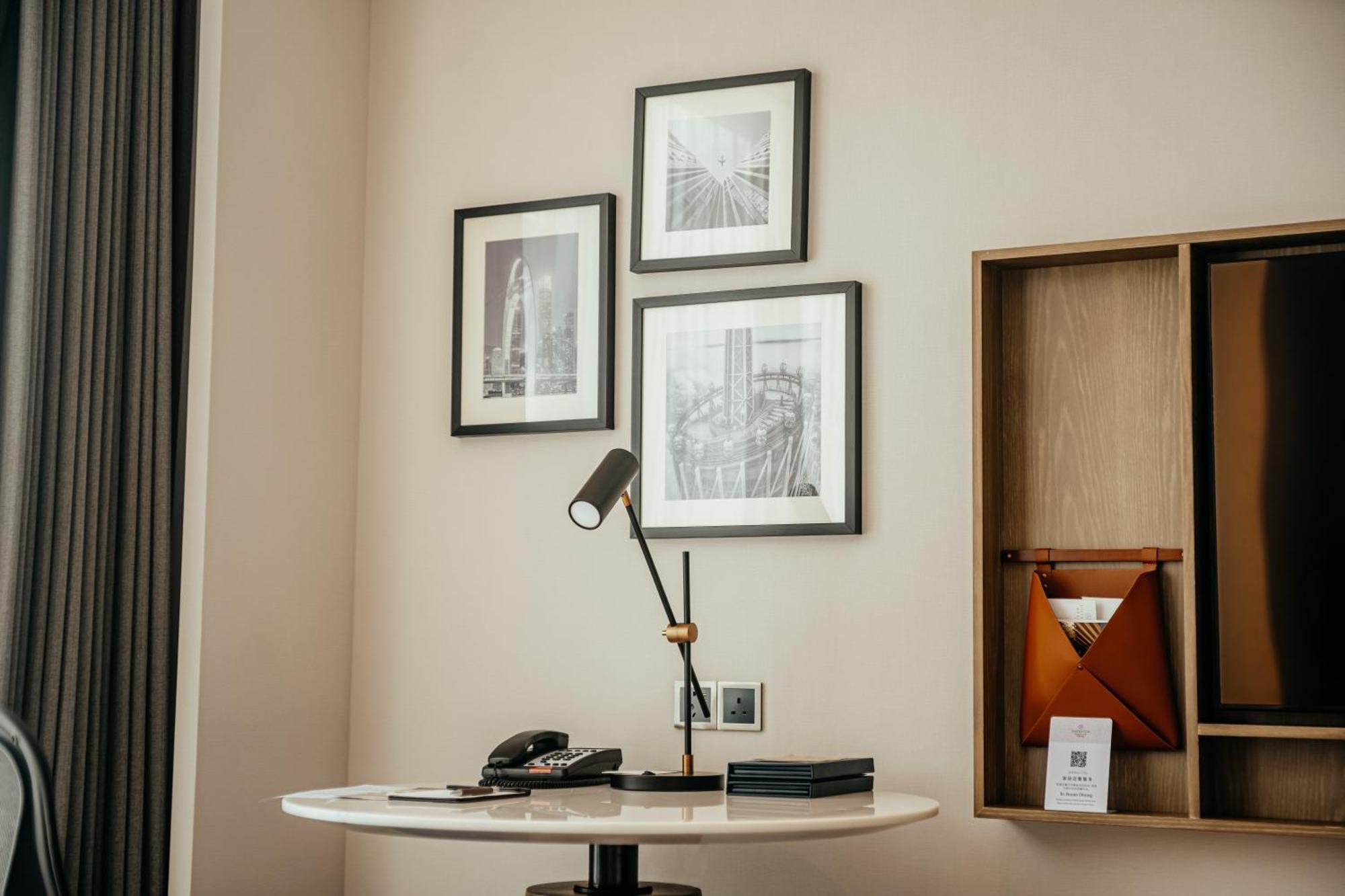 Superior King Room with City View