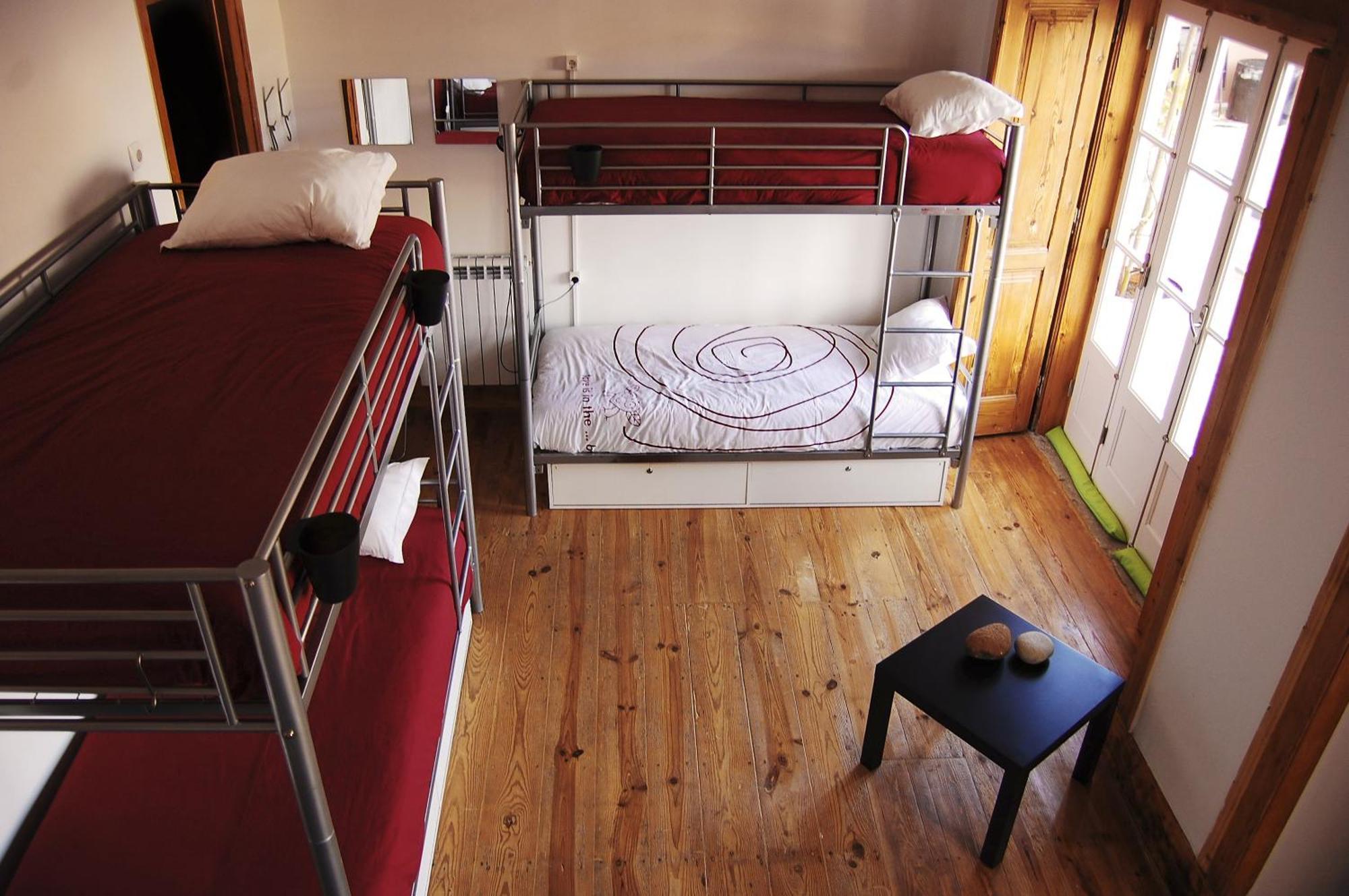 Single Bed in Mixed Dormitory Room (6 Beds)