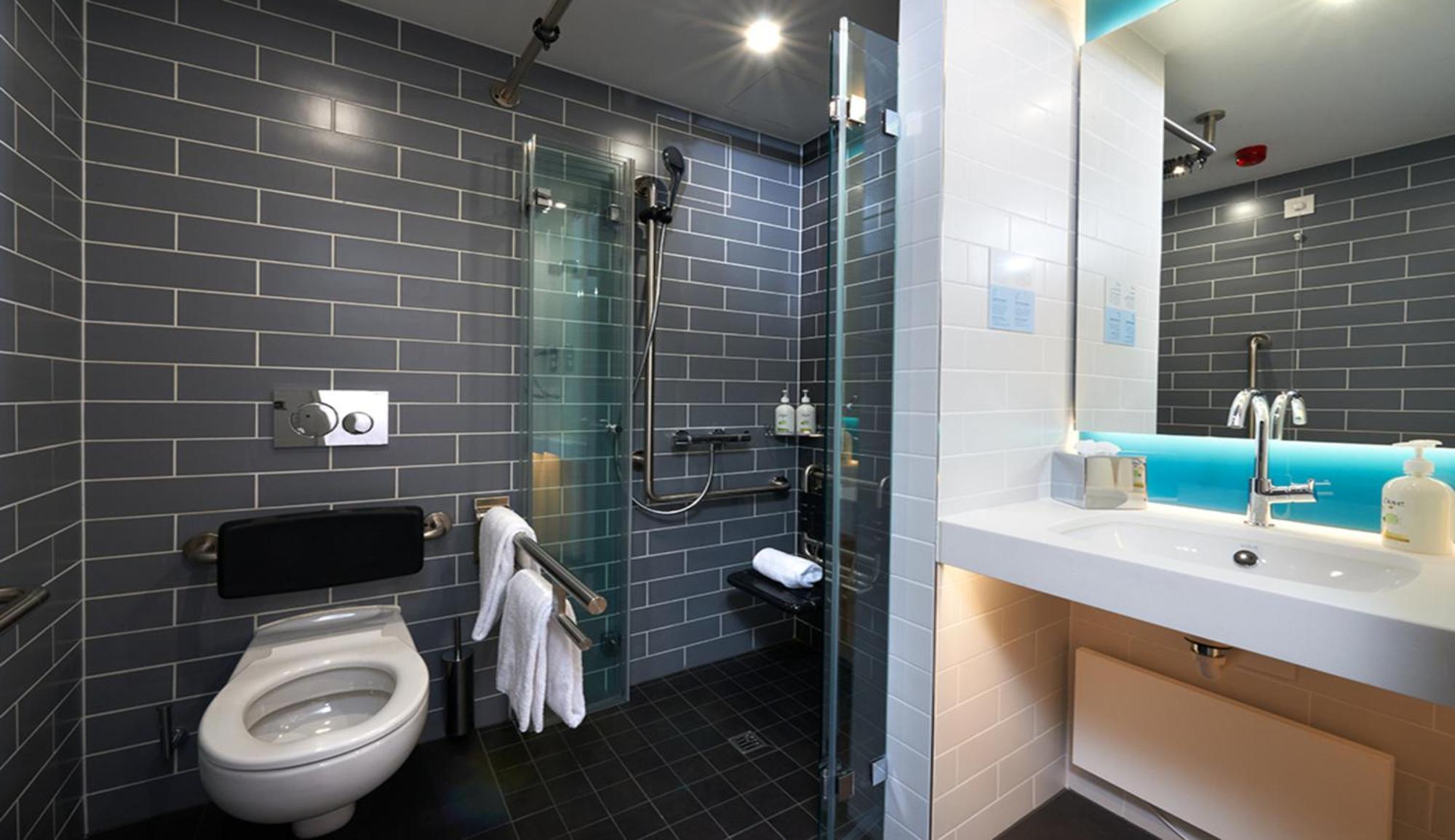 Standard Queen Room - Accessible