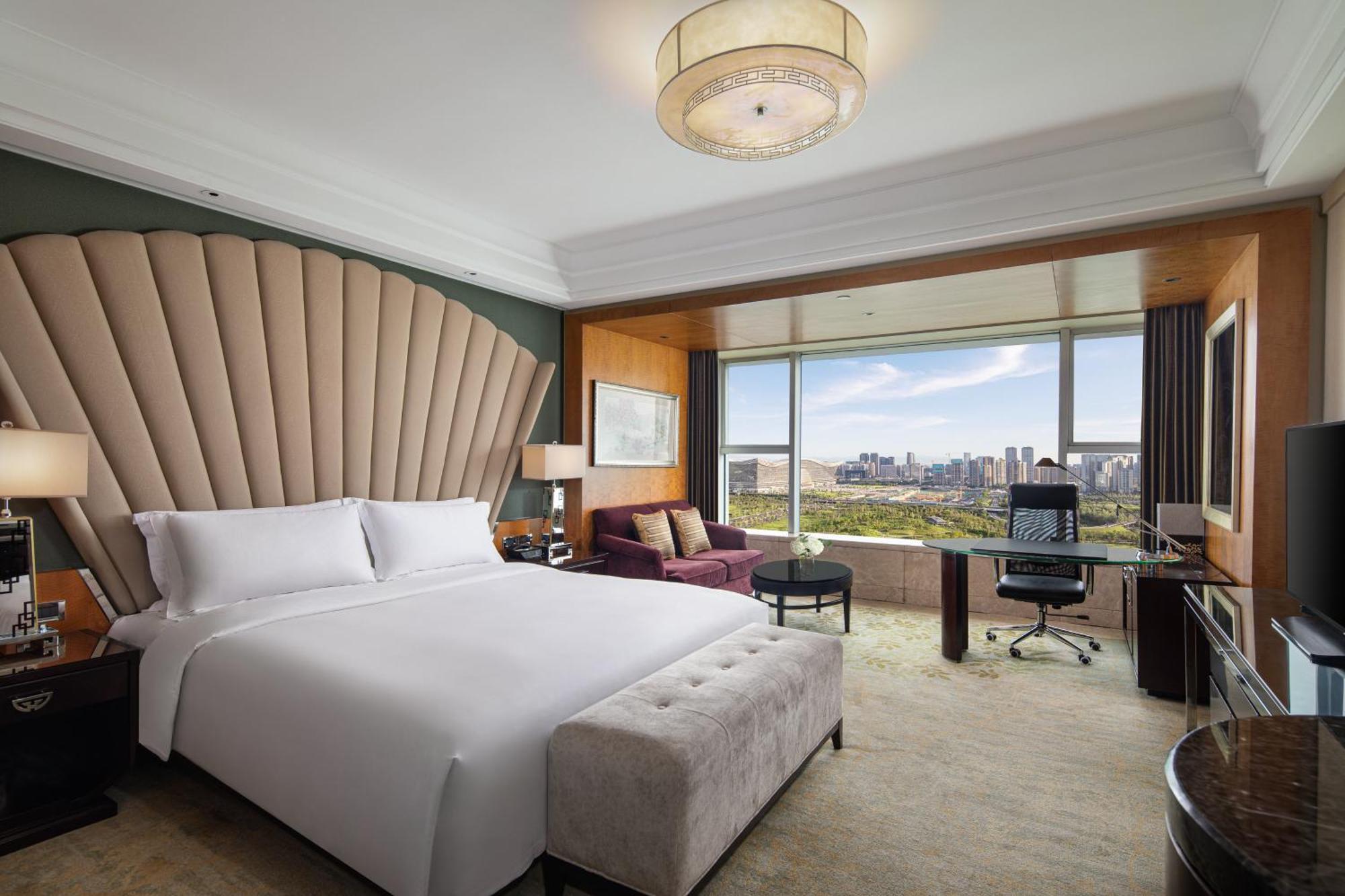 1 King Bed Premium Lounge Access