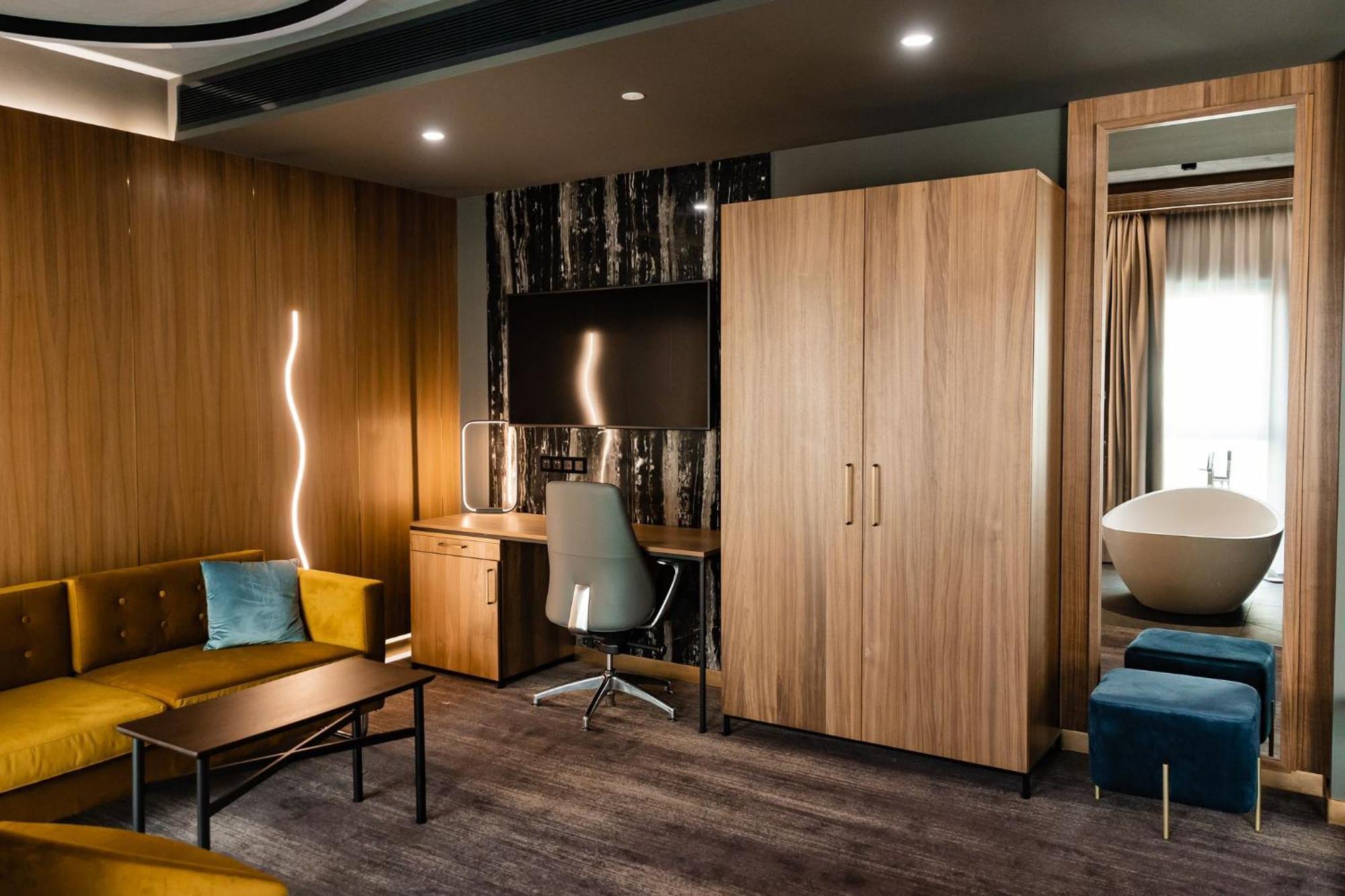 Deluxe Suite with Spa Bath