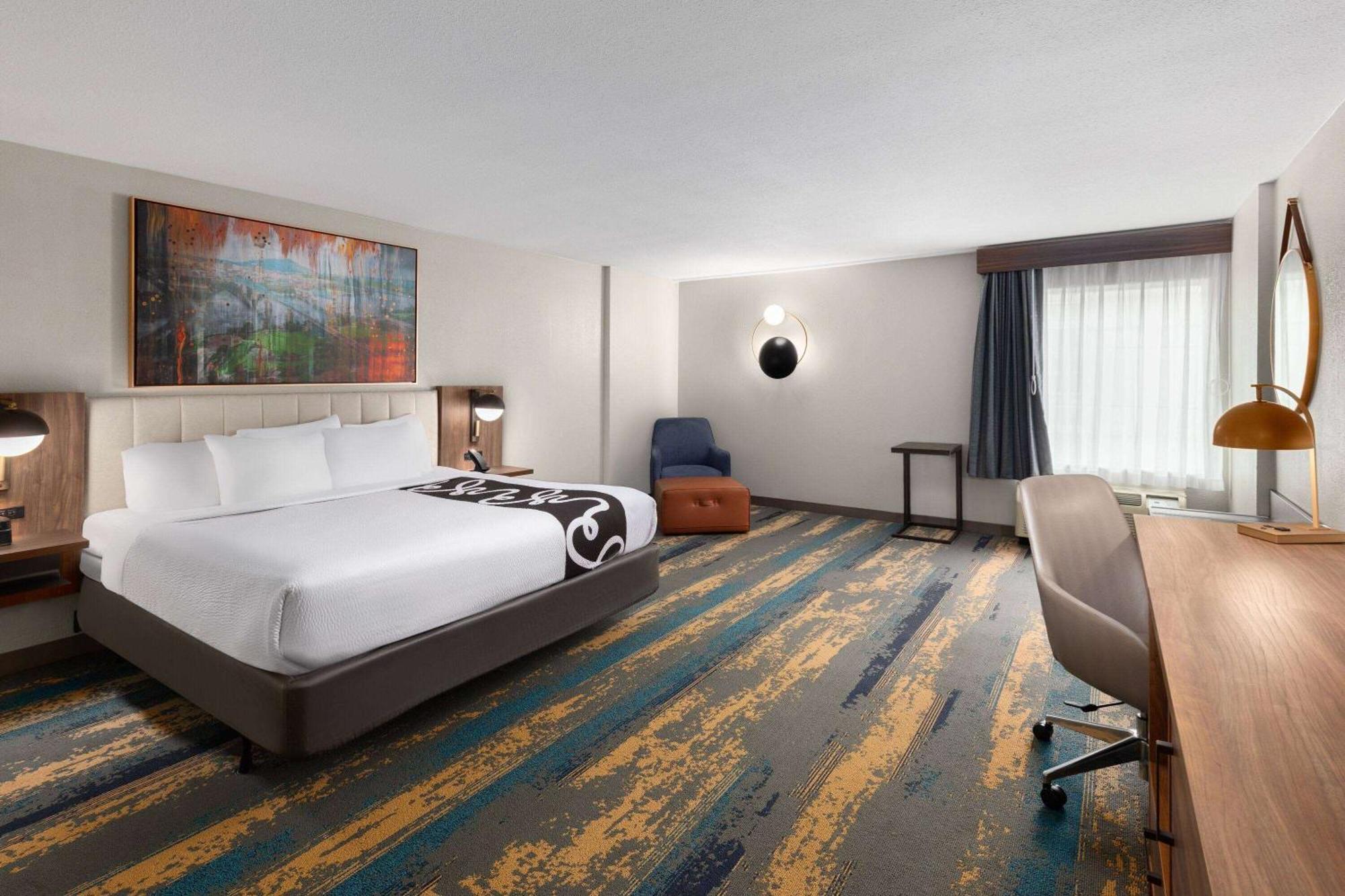 King Room with Bath and Mobility/Hear Access - Non-Smoking