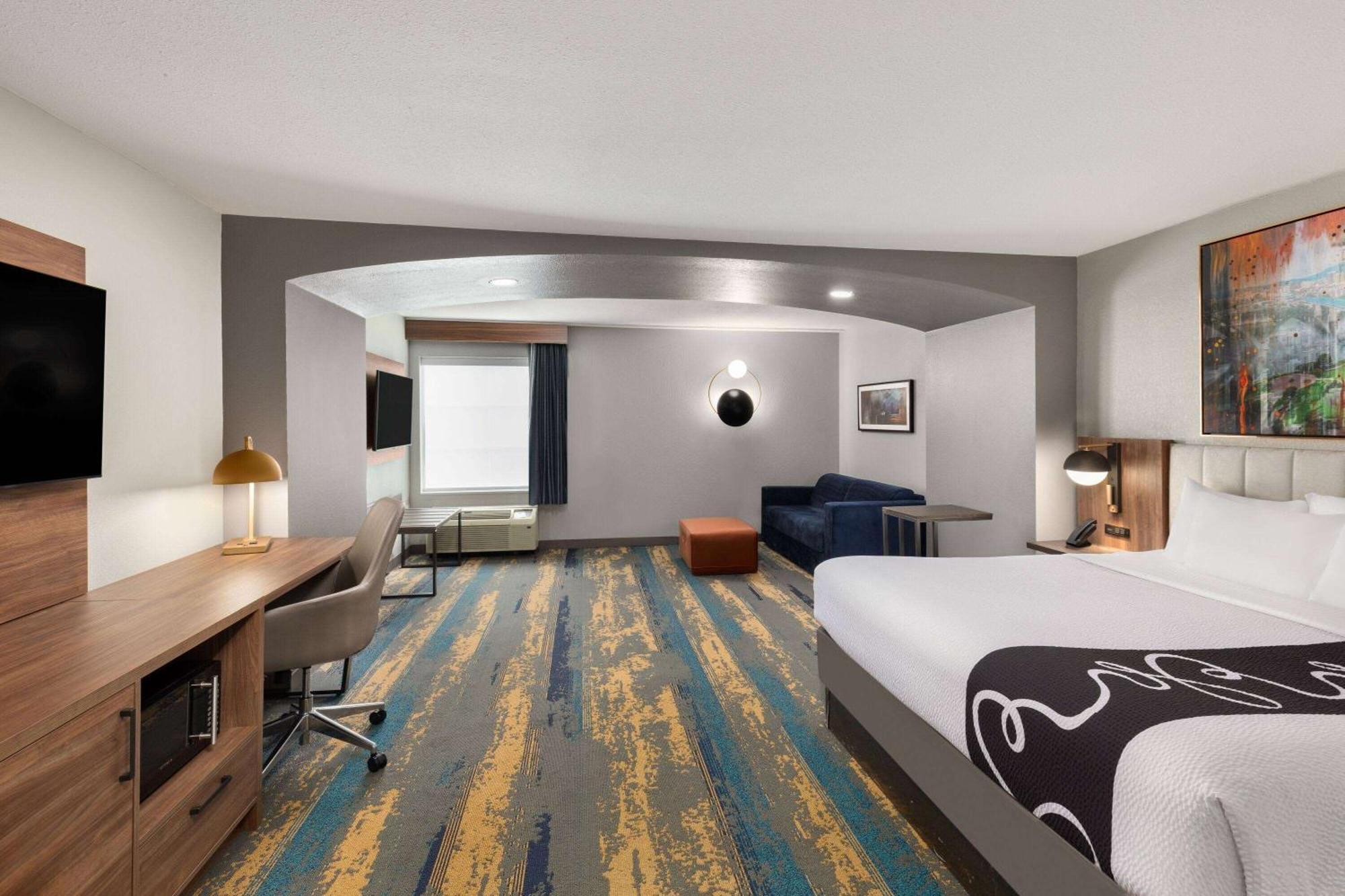 Deluxe King Room - Non-Smoking