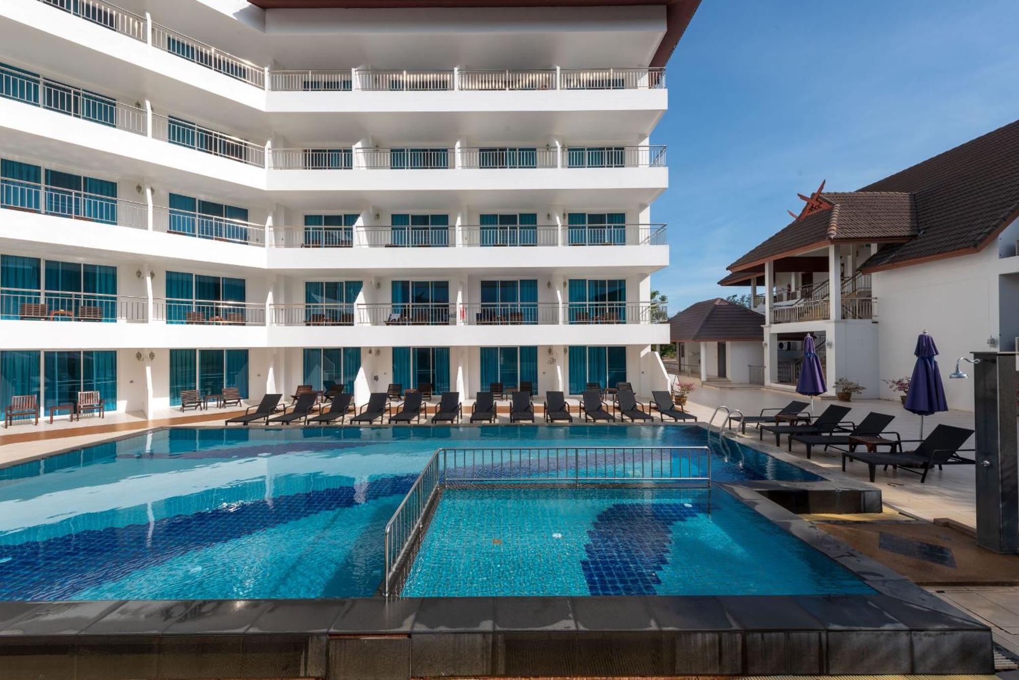 Family Pool View - 1 King and Bunk Bed