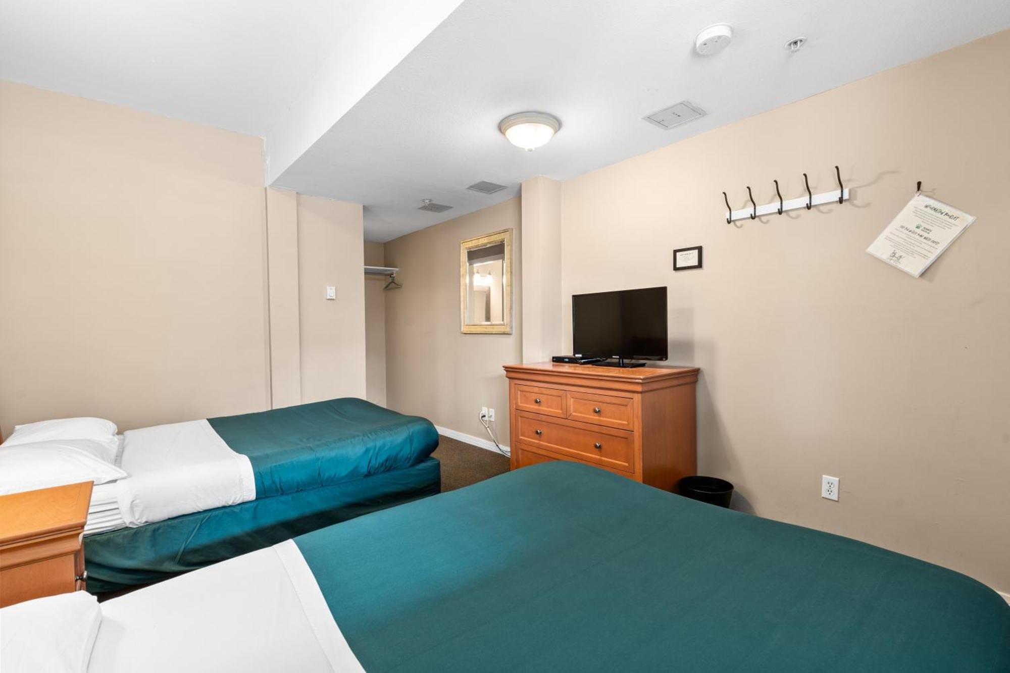 Hotel-Style Quadruple Room