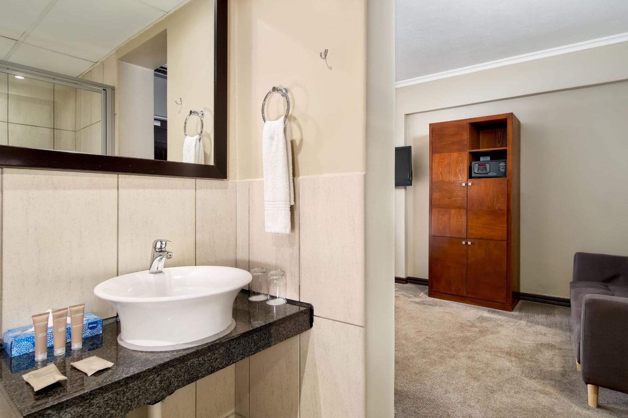 Deluxe King Room with Sofa Bed and City View