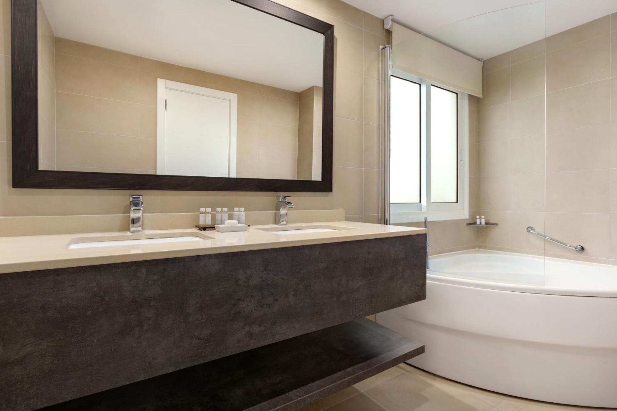 Luxury Three-Bedroom Villa with Hot Tub