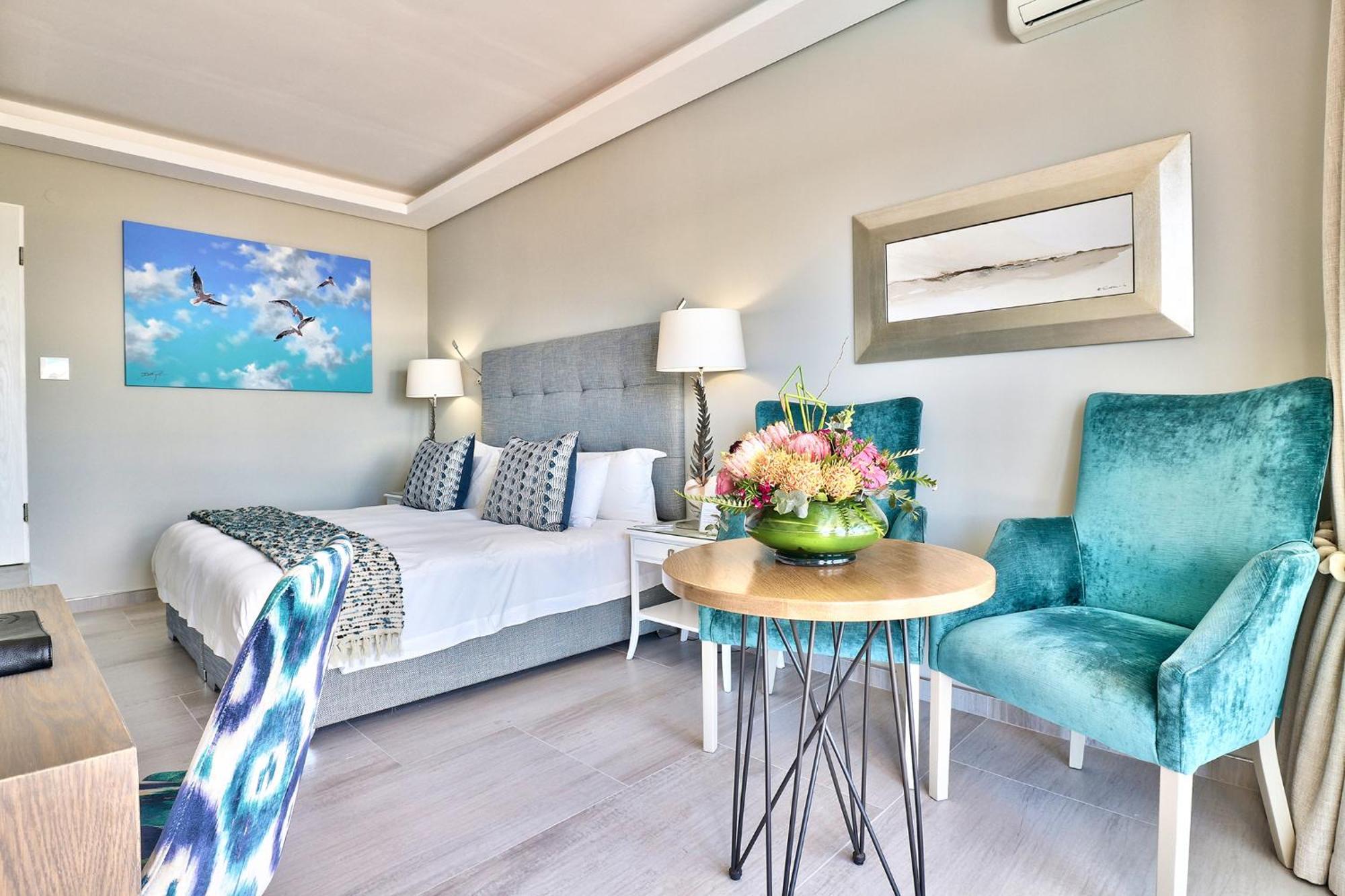 Traveler King or Twin Room - Pool Deck Facing