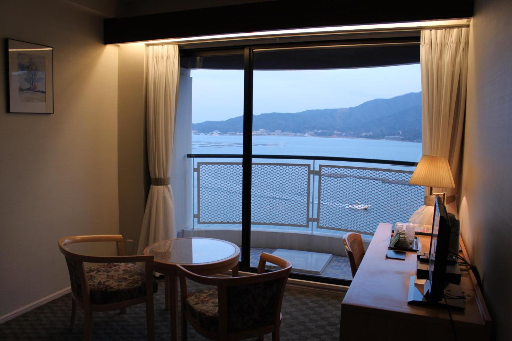 Twin Room with Sea View - Non Smoking