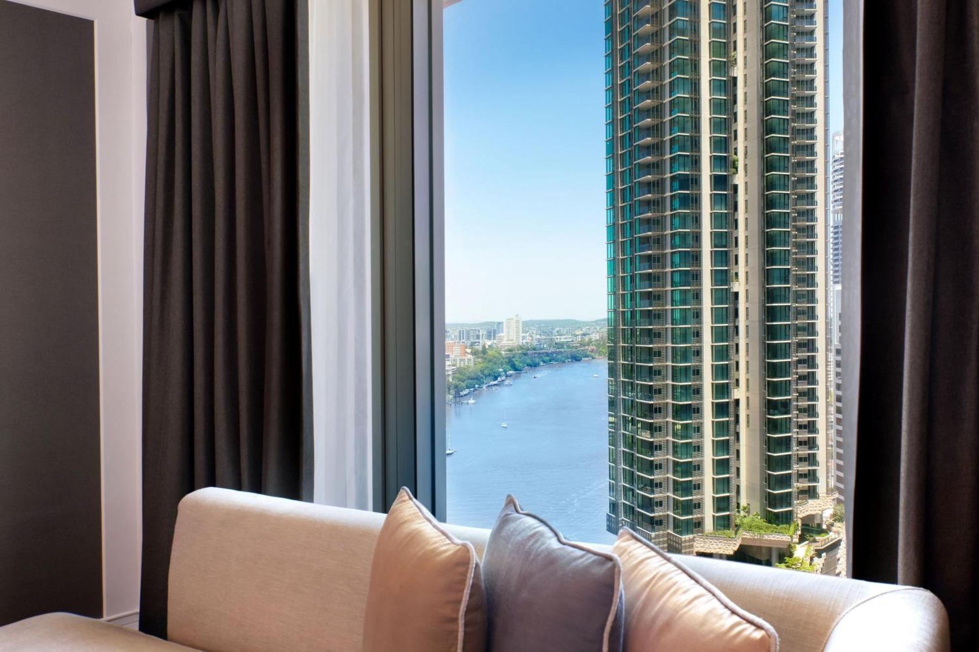 Executive Level, 1 Bedroom Executive Suite, 1 King, Partial River View, High Floor, Whirlpool