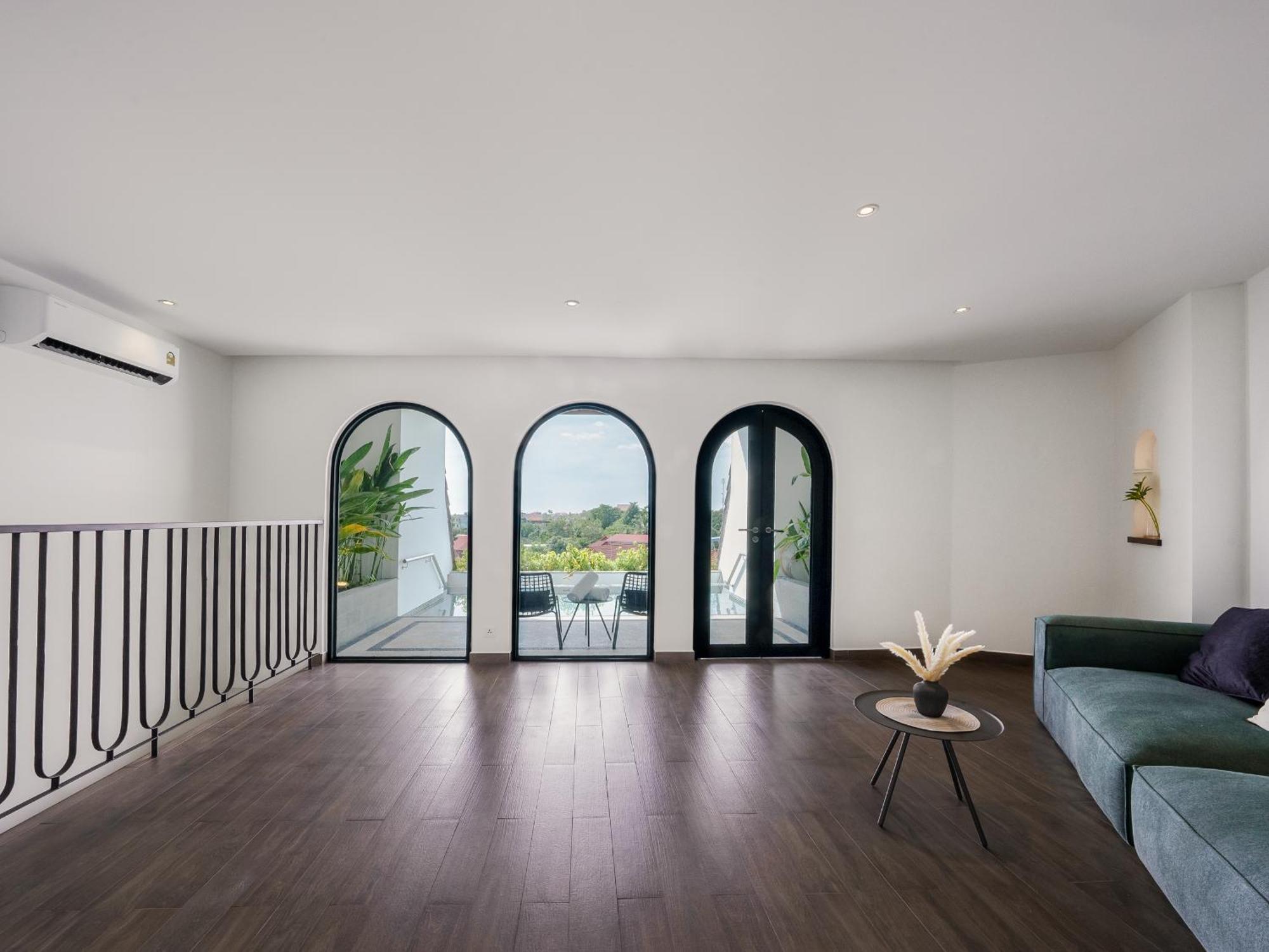 Duplex Prestige Suite with Private Pool - A bottle of wine and High Tea