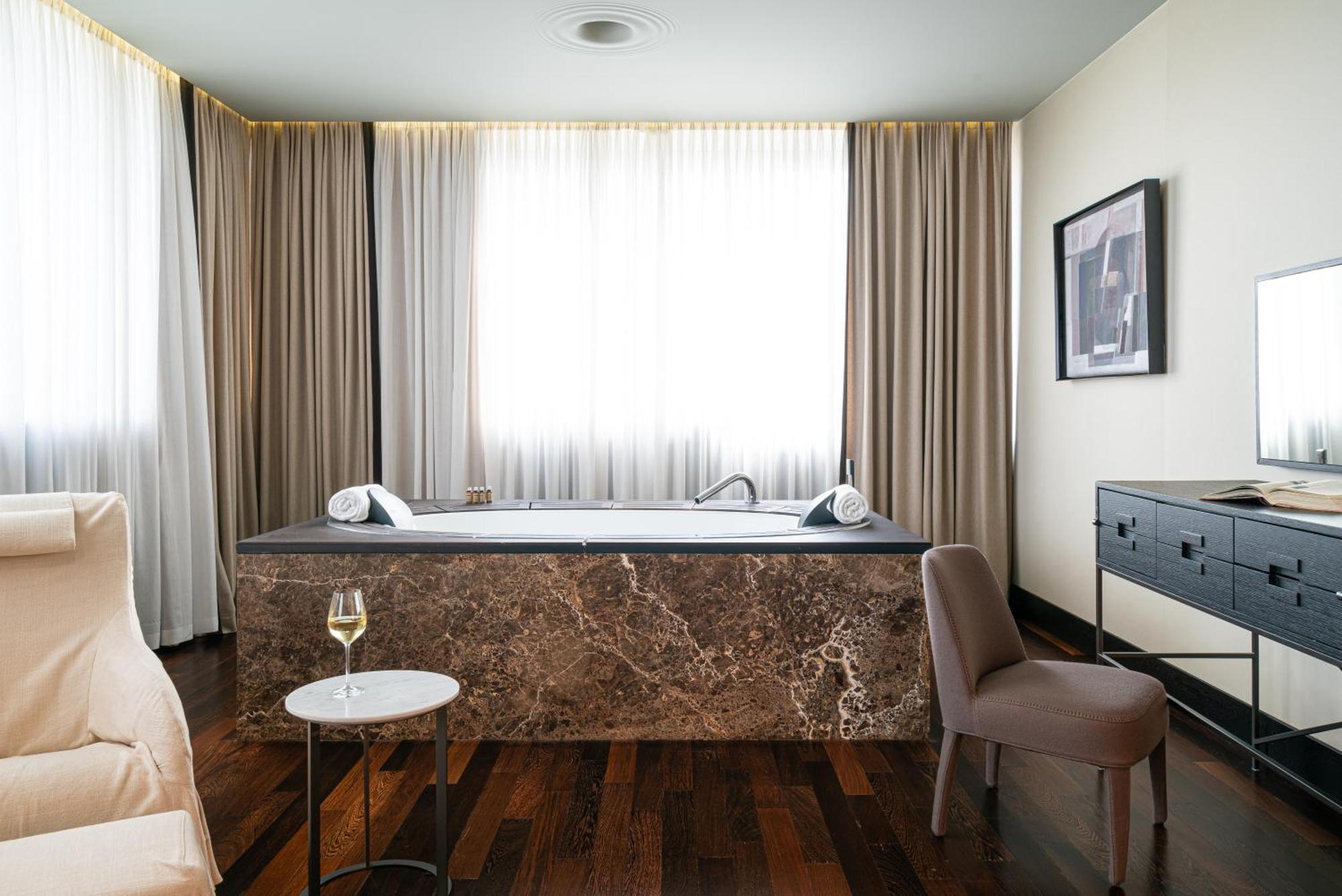Prestige King Suite
