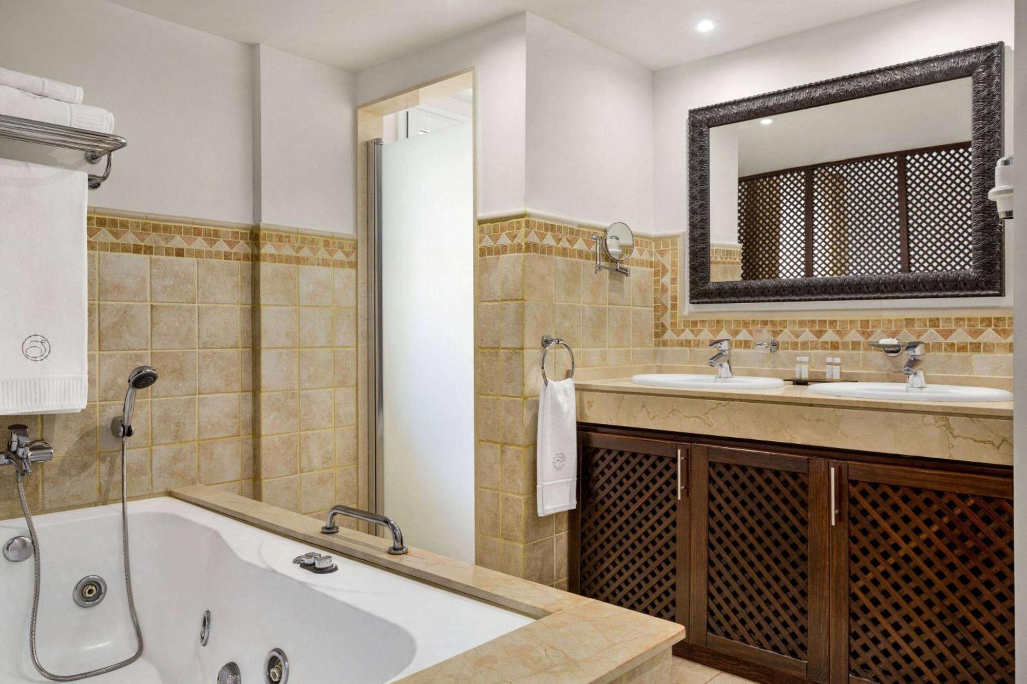 Superior One-Bedroom Apartment with Hot Tub and Ocean View