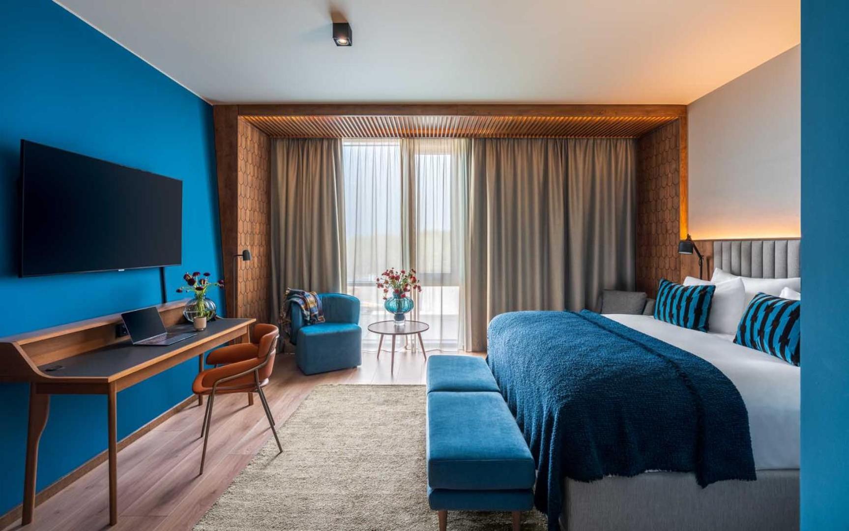 Superior Corner Suite