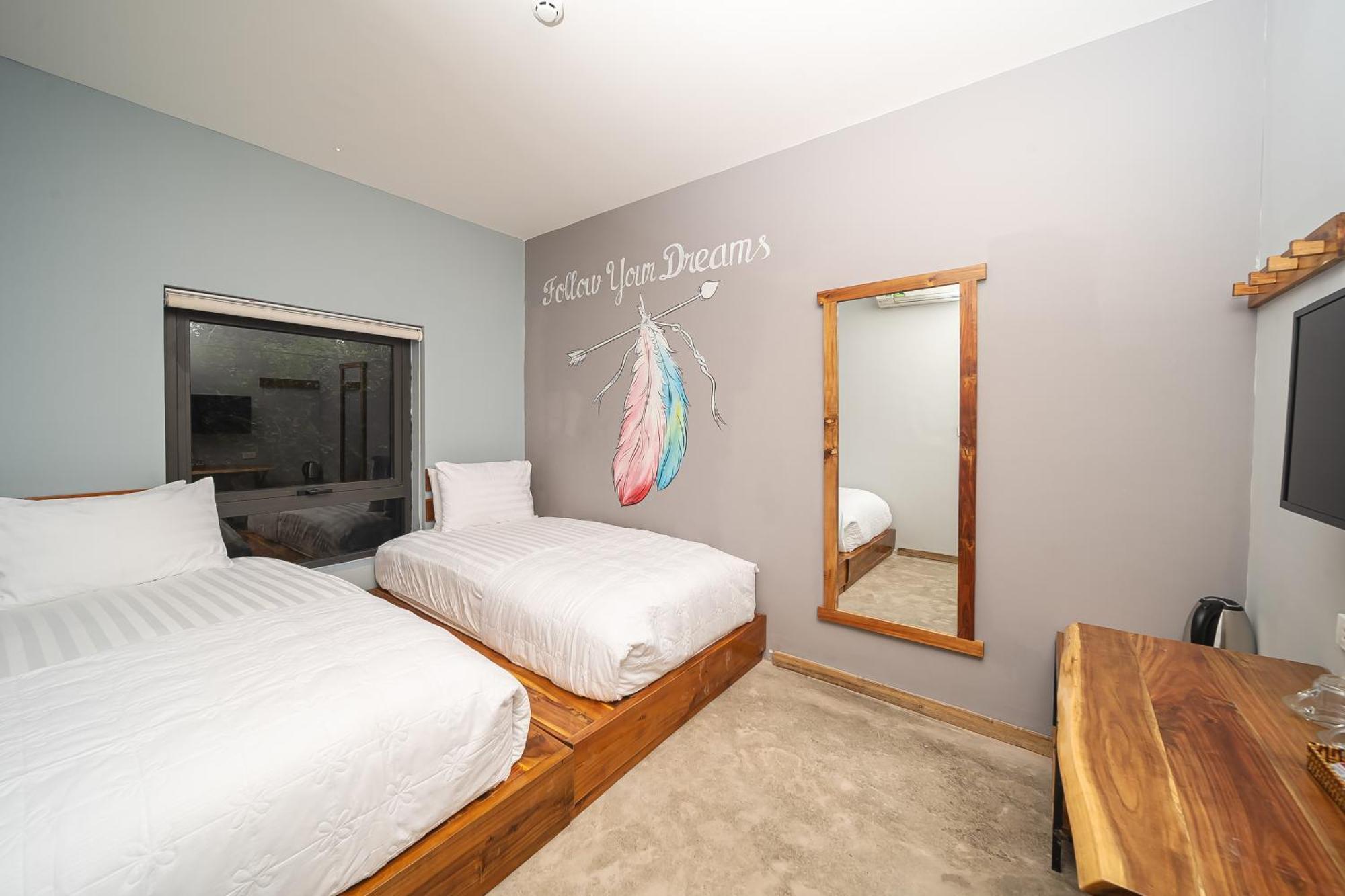 Deluxe Twin Room with Window