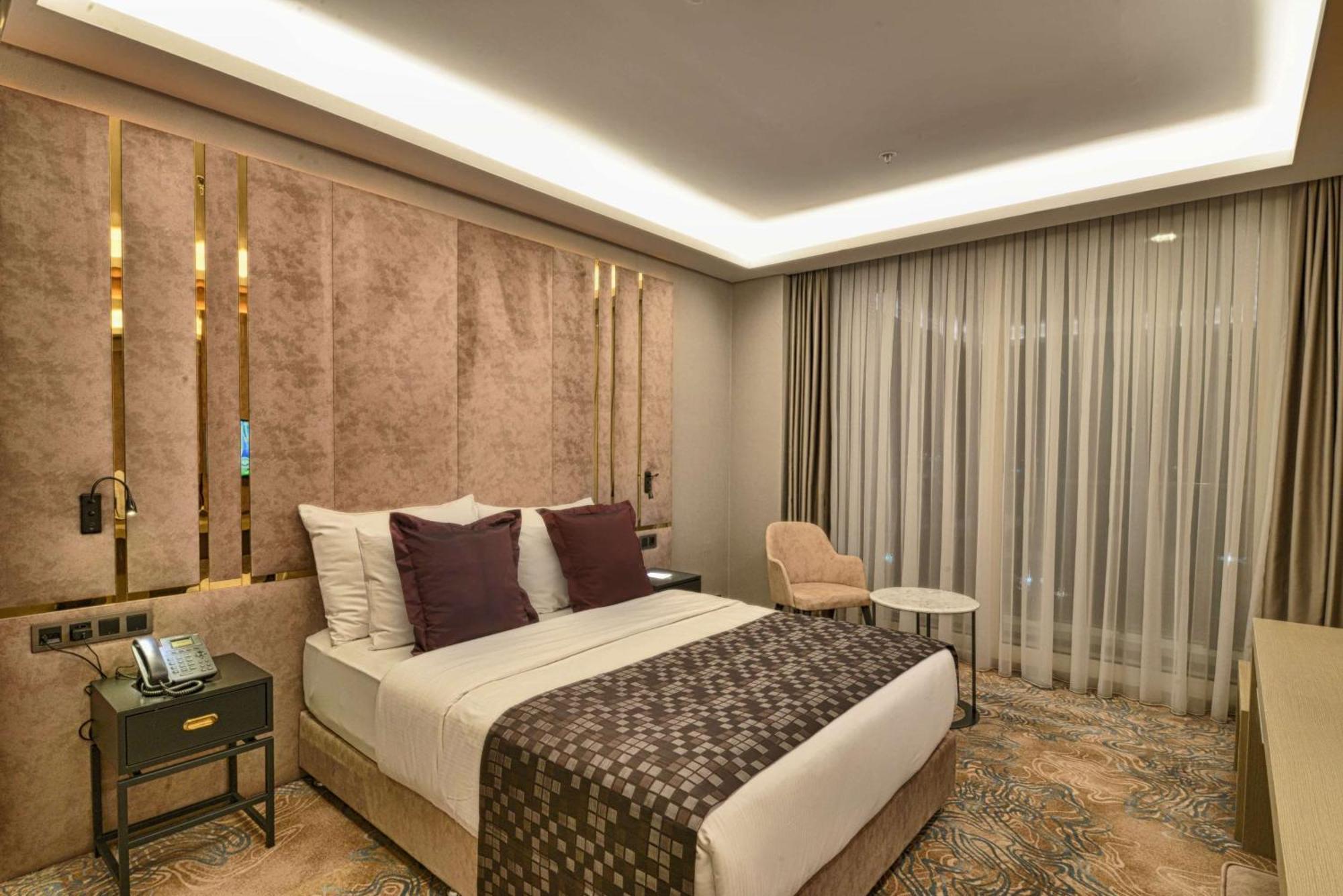 Superior Double Room with Walk-In Shower, Balcony and View - Disability Access