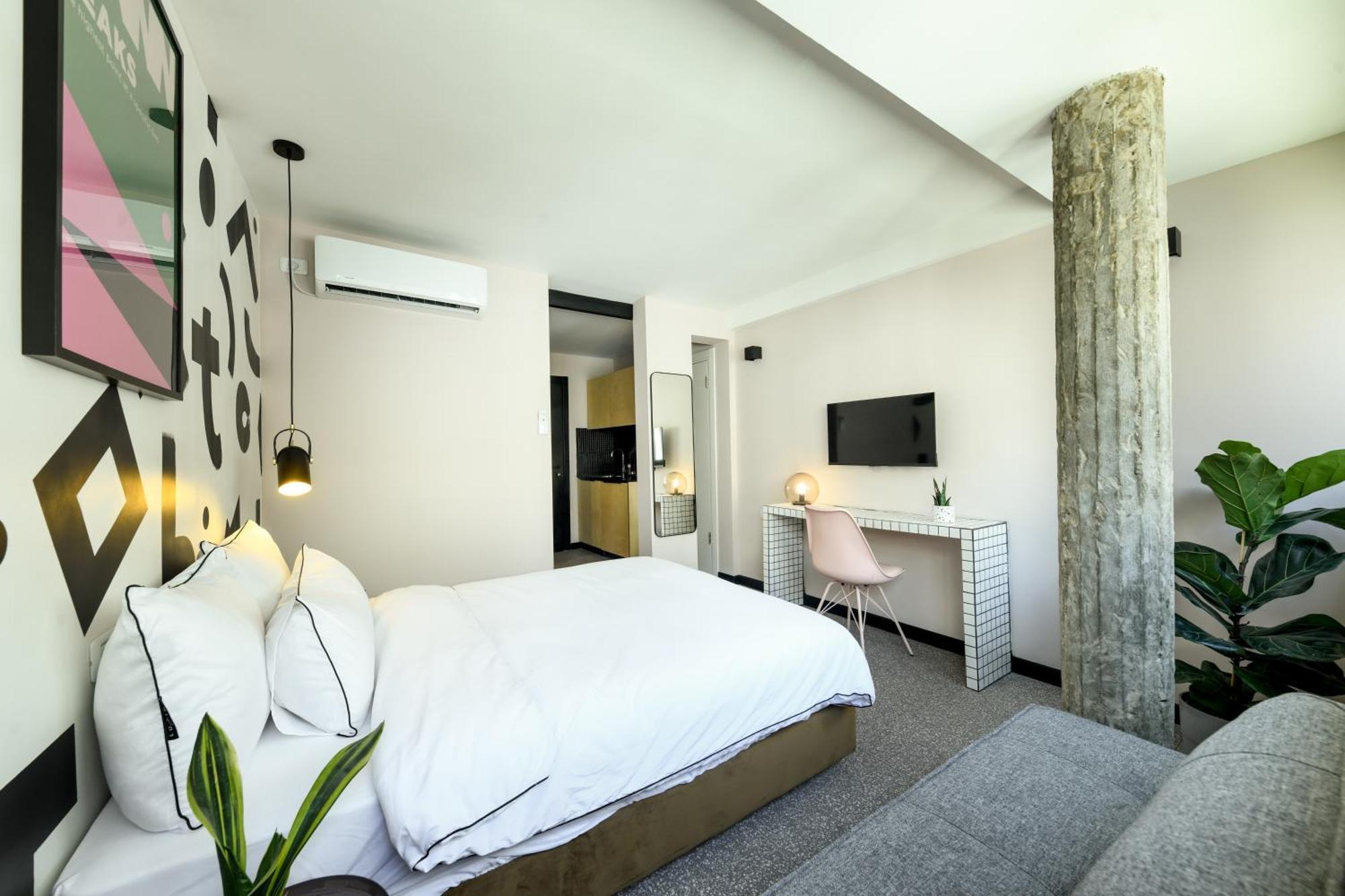 Side by side Studio rooms (no connecting door)