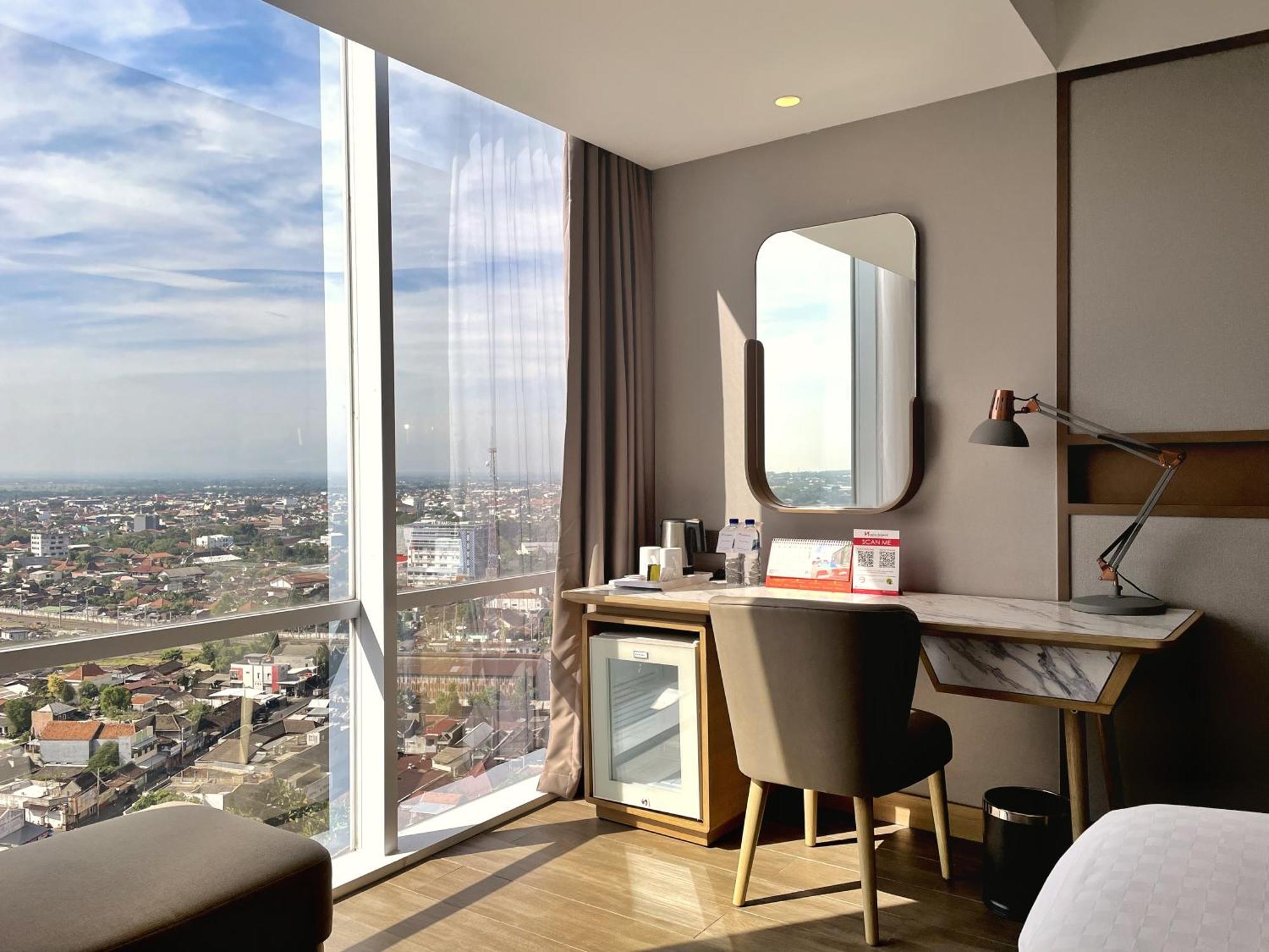 Grand Deluxe Hollywood Room