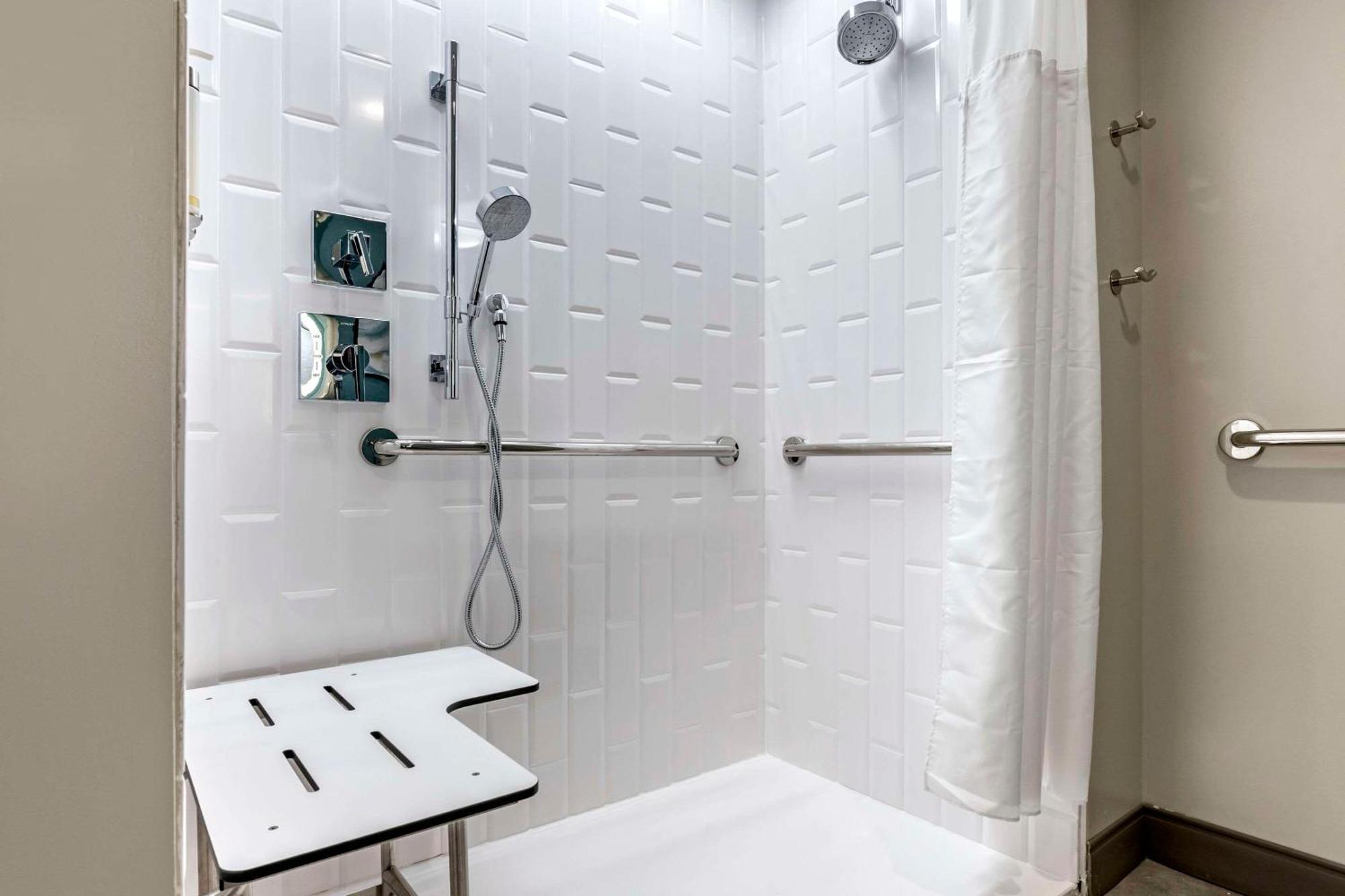 King Room Roll Shower Accessible or Non Smoking,1595487502:JPEG
