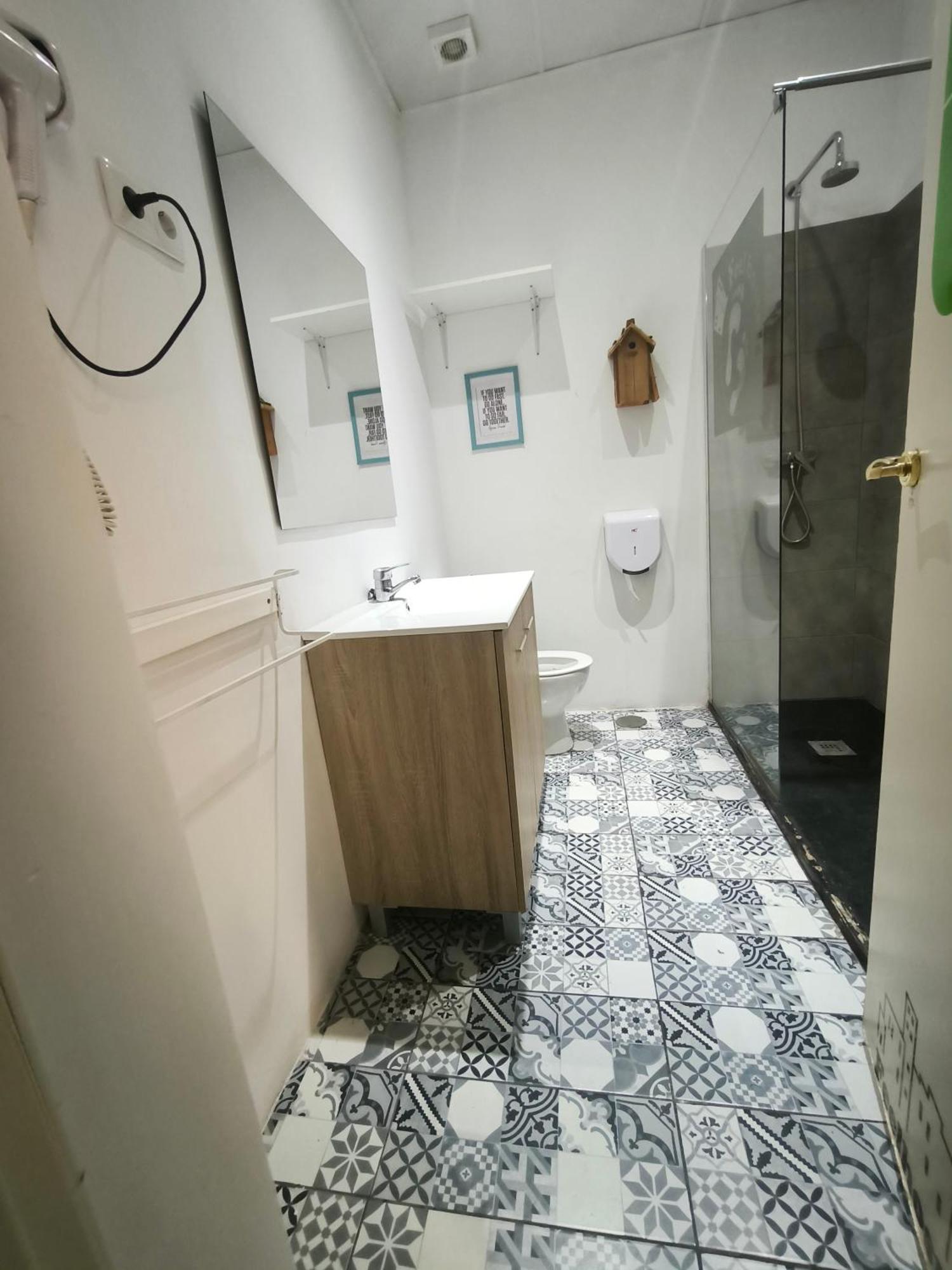 Twin Room with Balcony and Shared Bathroom