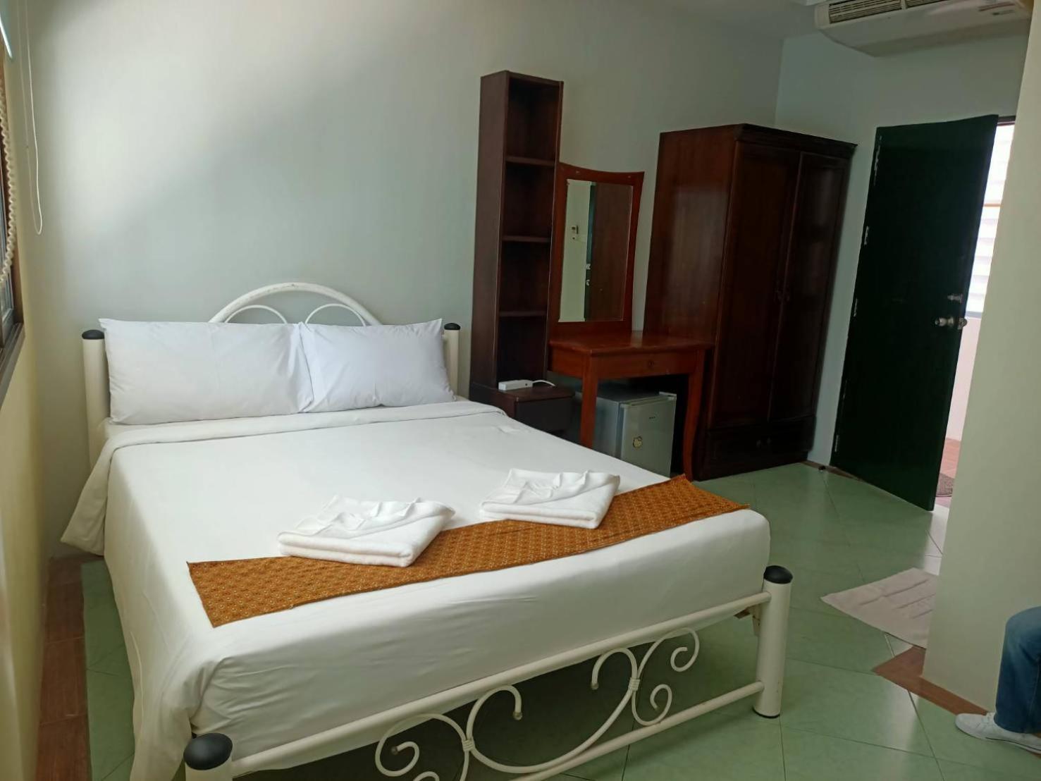 Standard Queen Room