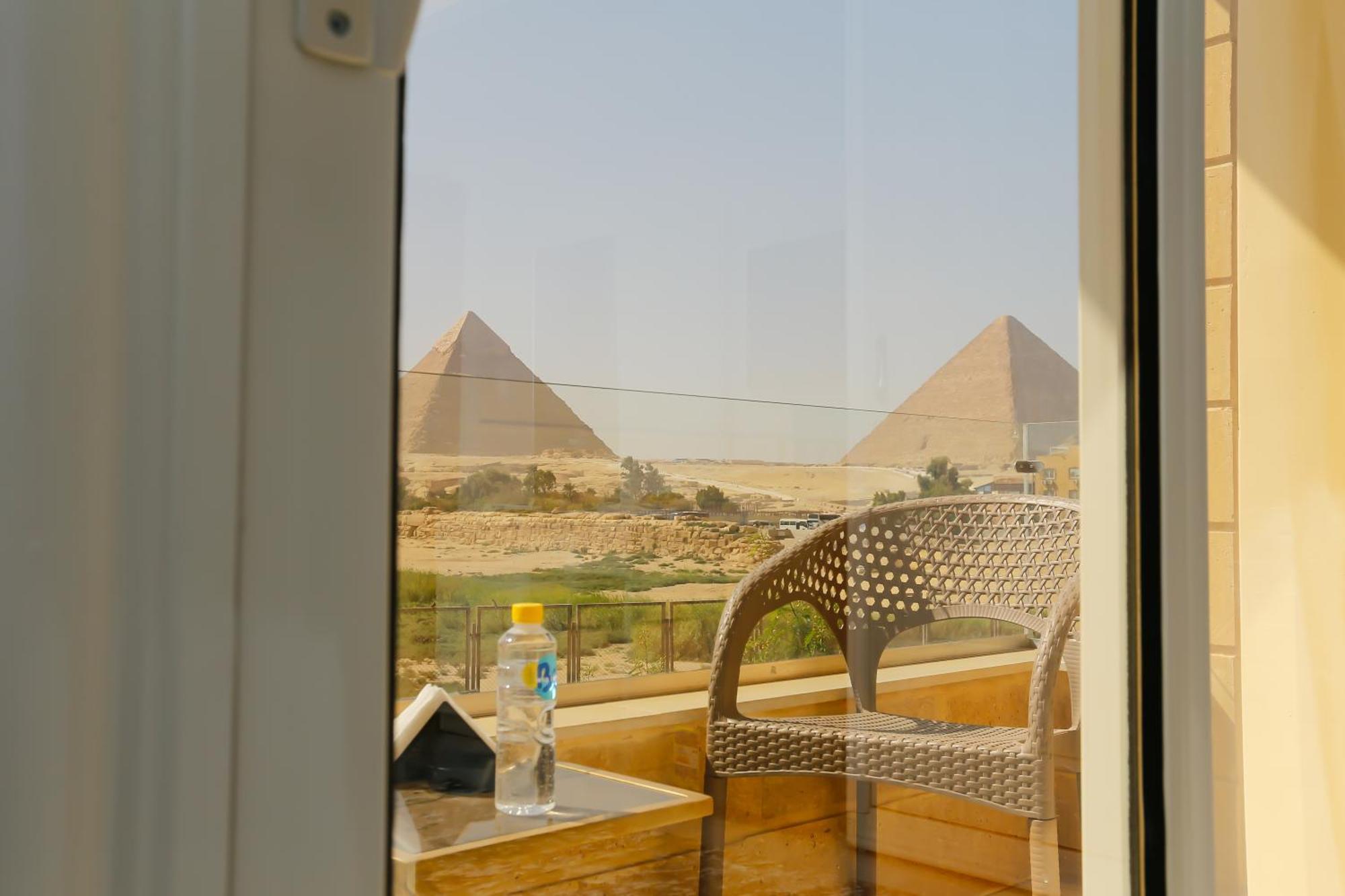 King Suite with Pyramids View & Balcony